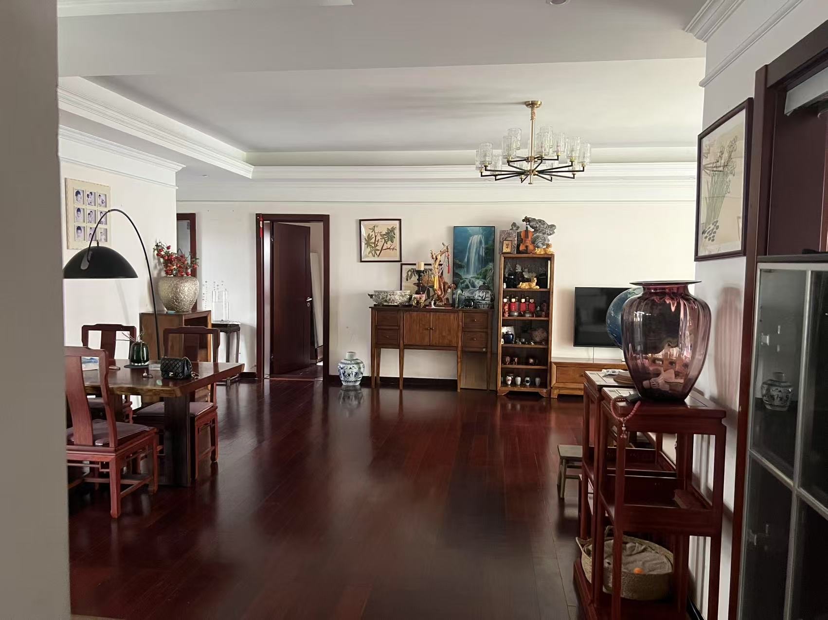 紫荆花园一期  5室2厅2卫    350.0万 紫荆花园一期  5室2厅2卫    350.0万客厅