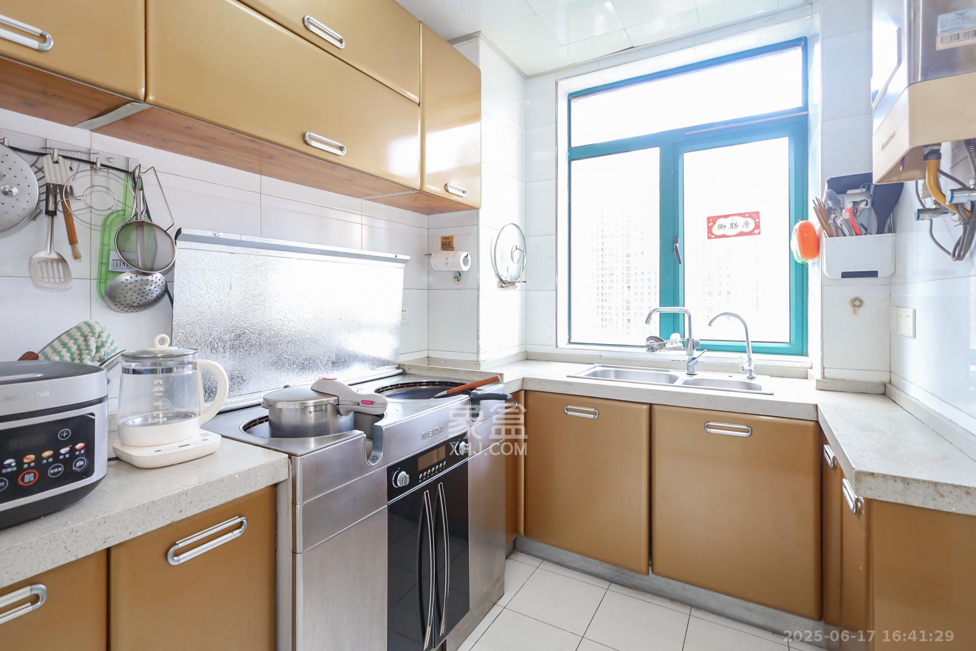 滨江金座 3室2厅2卫 129.8万 滨江金座 3室2厅2卫 129.8万厨房