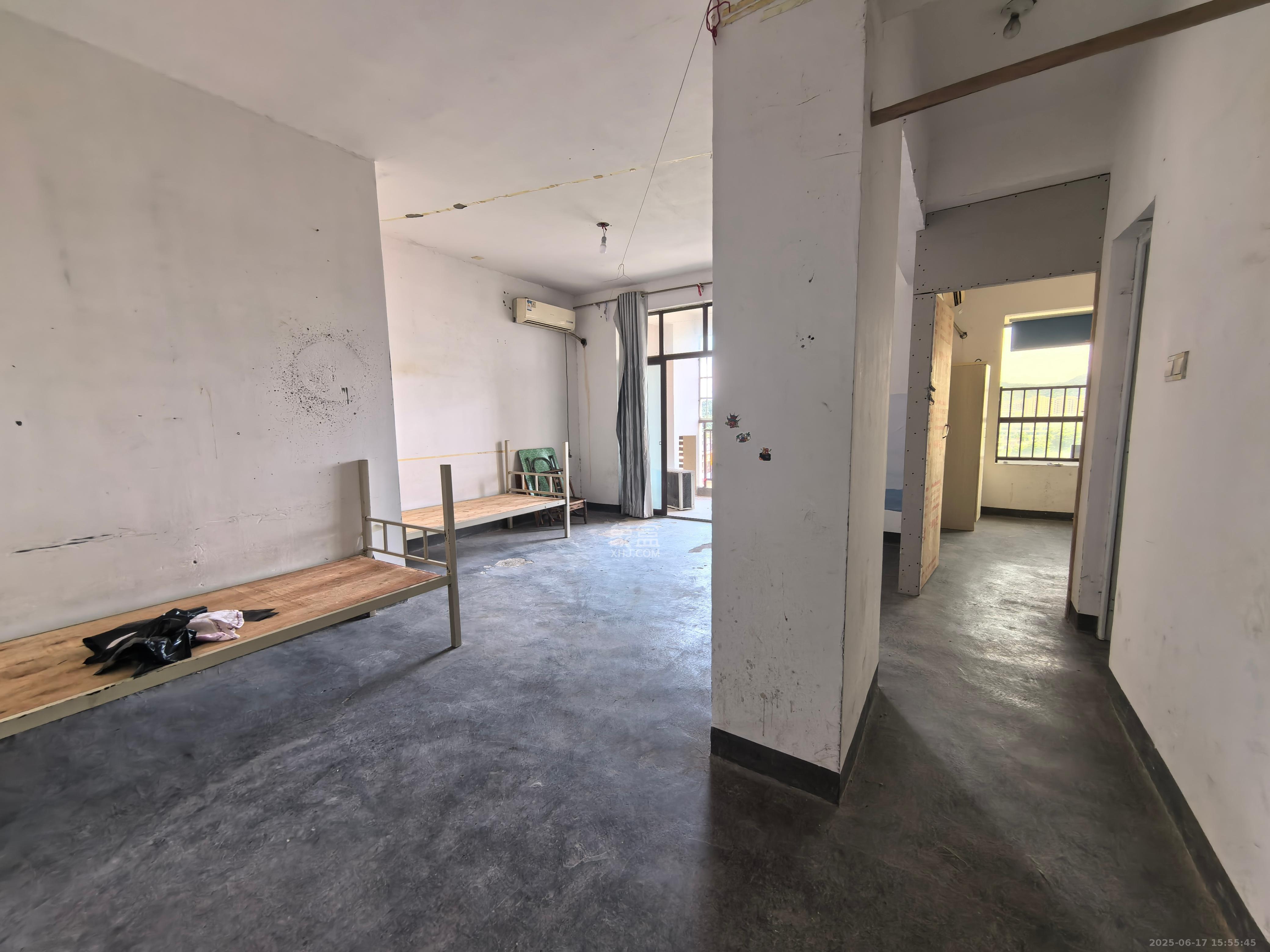 麓山枫情  1室2厅2卫   1900.00元/月室内图