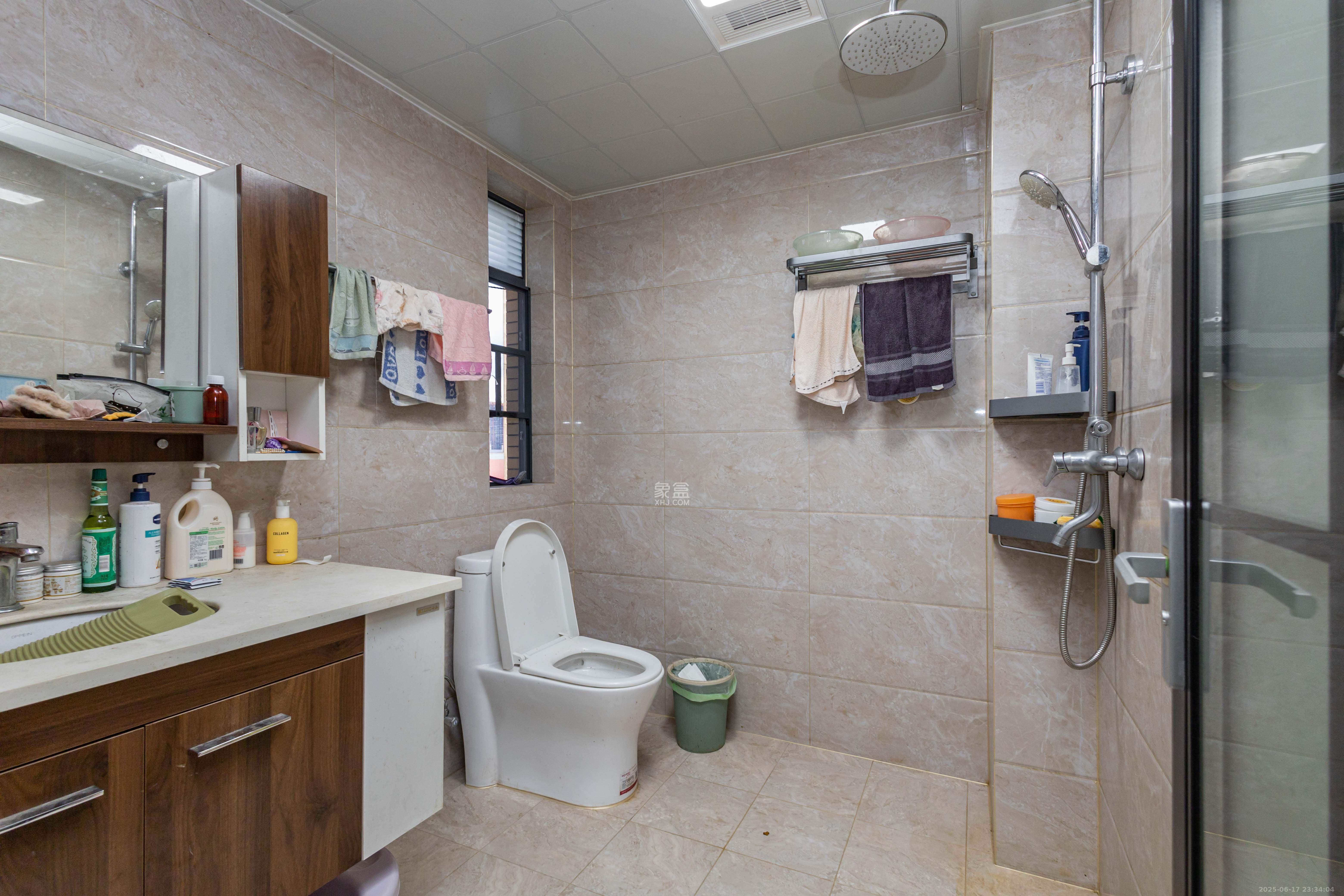 中国铁建国际城二期 4室2厅2卫 99.8万 中国铁建国际城二期 4室2厅2卫 99.8万卫生间