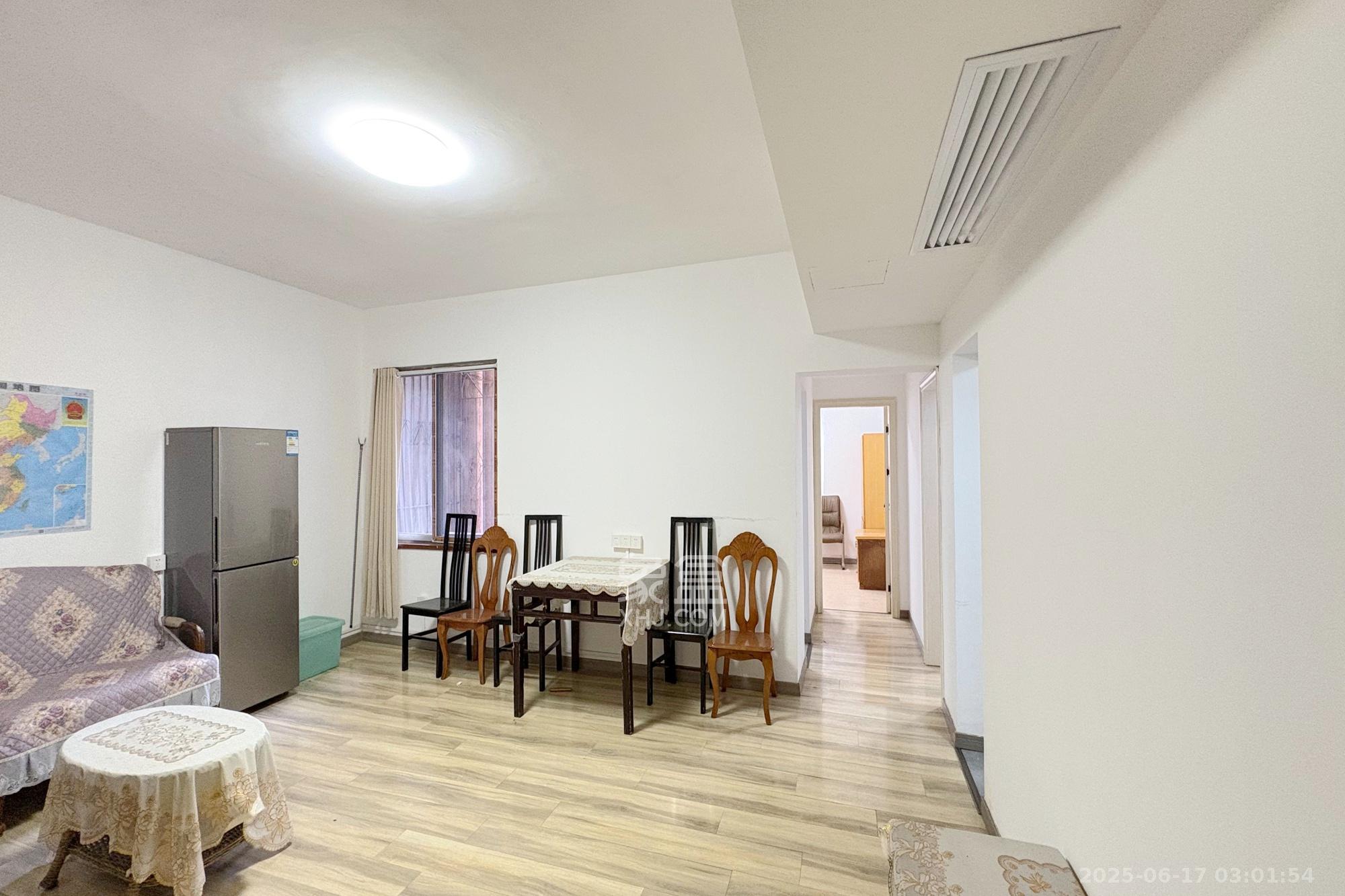 华天大酒店宿舍楼 2室1厅1卫 72.0万 华天大酒店宿舍楼 2室1厅1卫 72.0万客厅