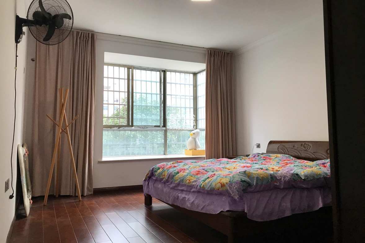 市安监住宅小区(应急管理局)  4室2厅2卫    155.0万 市安监住宅小区(应急管理局)  4室2厅2卫    155.0万客厅