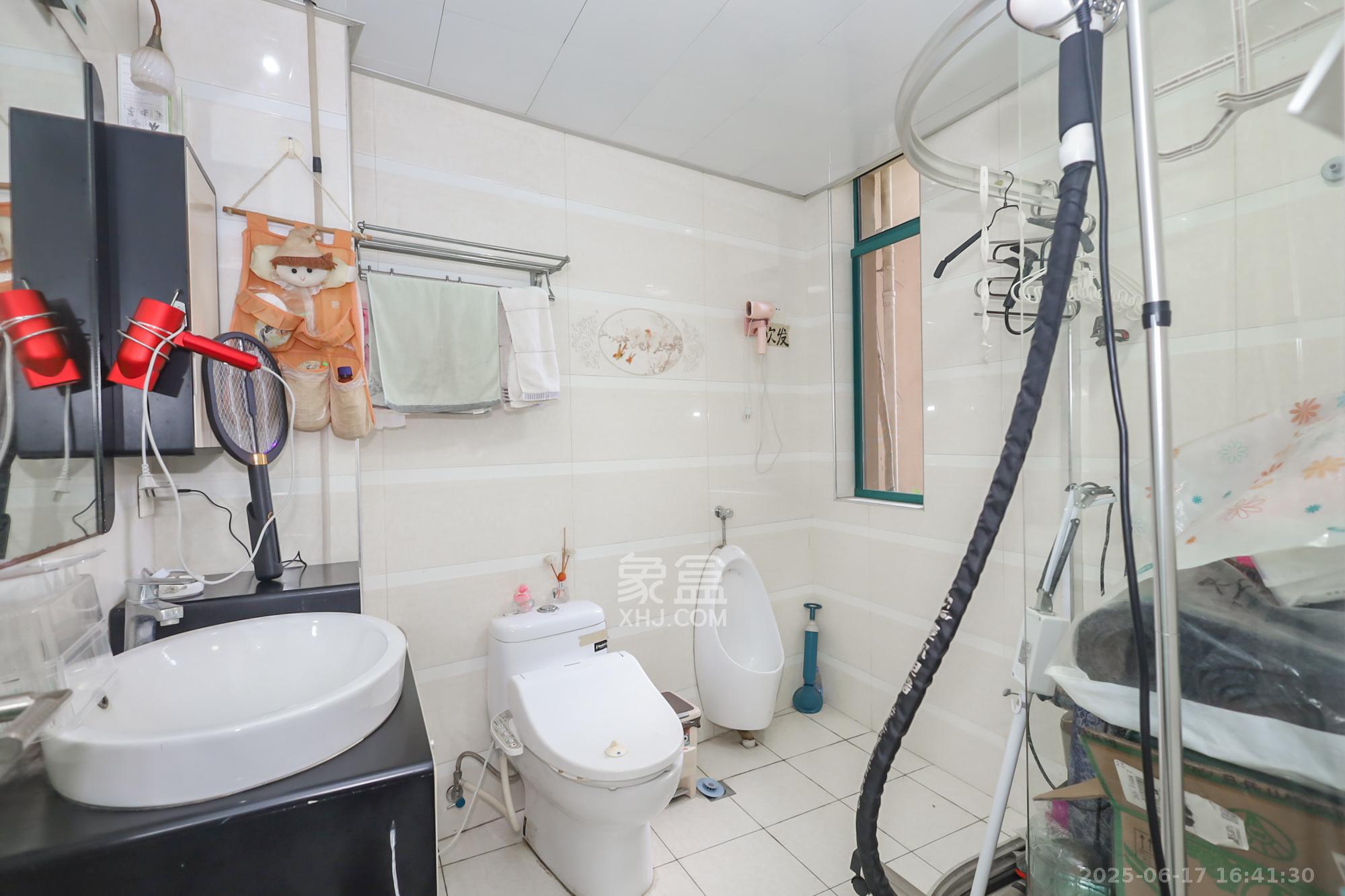 滨江金座 3室2厅2卫 129.8万 滨江金座 3室2厅2卫 129.8万卫生间