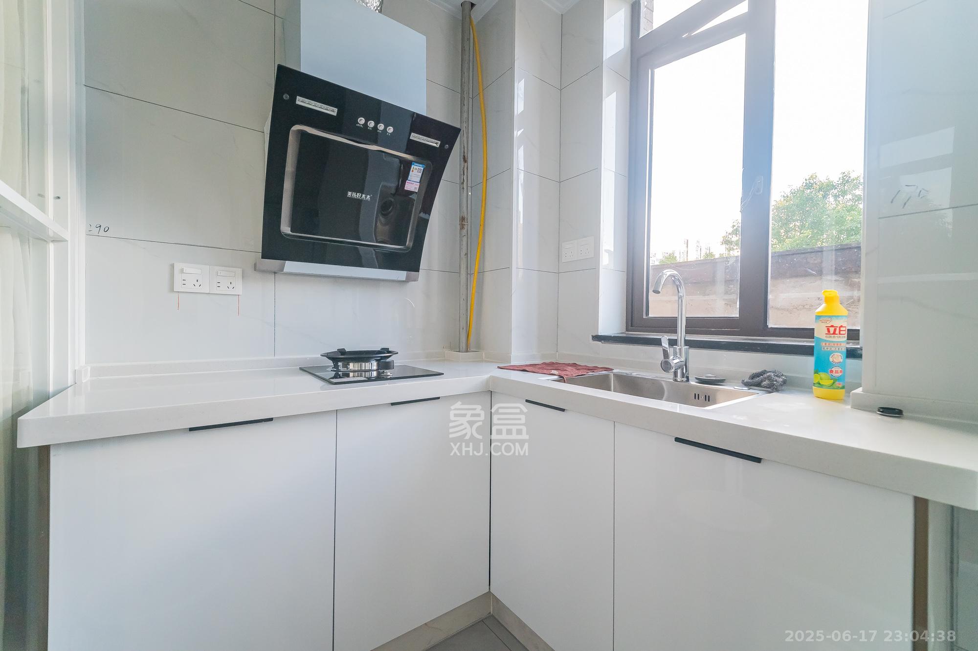 水岸世景  1室1厅1卫    20.0万 水岸世景  1室1厅1卫    20.0万厨房