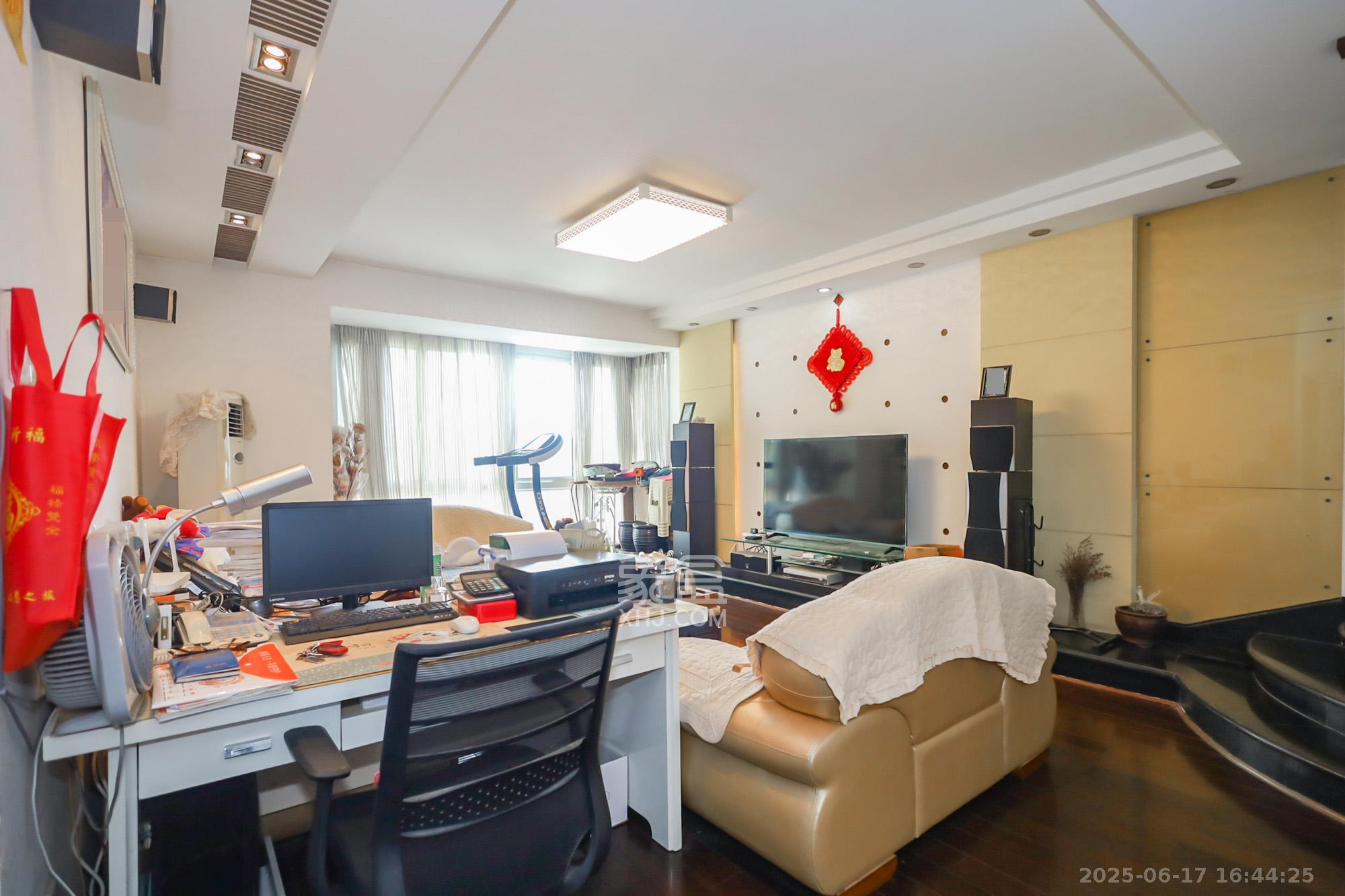 江岸景苑  4室2厅1卫    208.0万 江岸景苑  4室2厅1卫    208.0万客厅