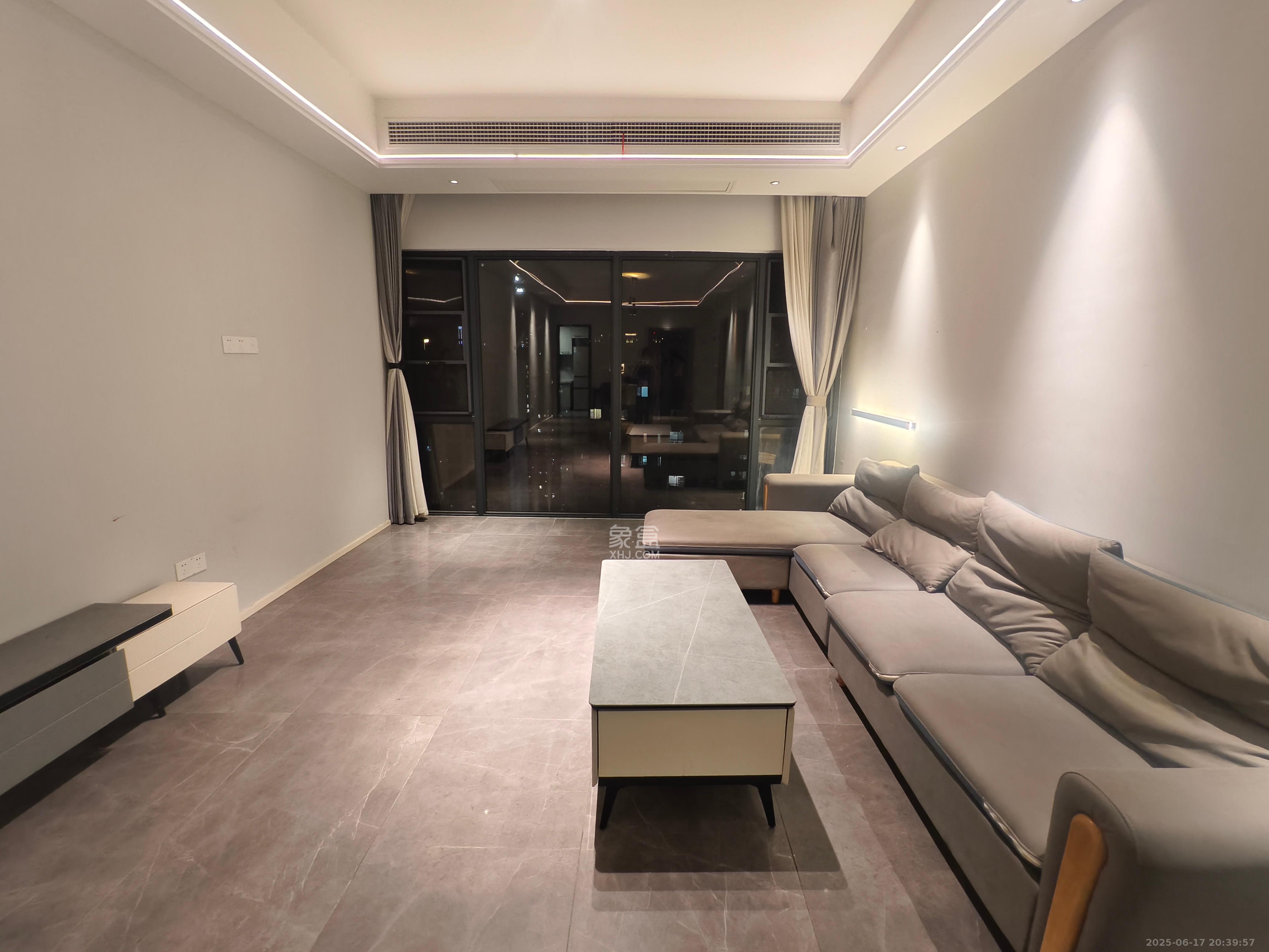 好莱城(弘德西街) 4室2厅2卫 3300.0元/月 好莱城(弘德西街) 4室2厅2卫 3300.0元/月室内图