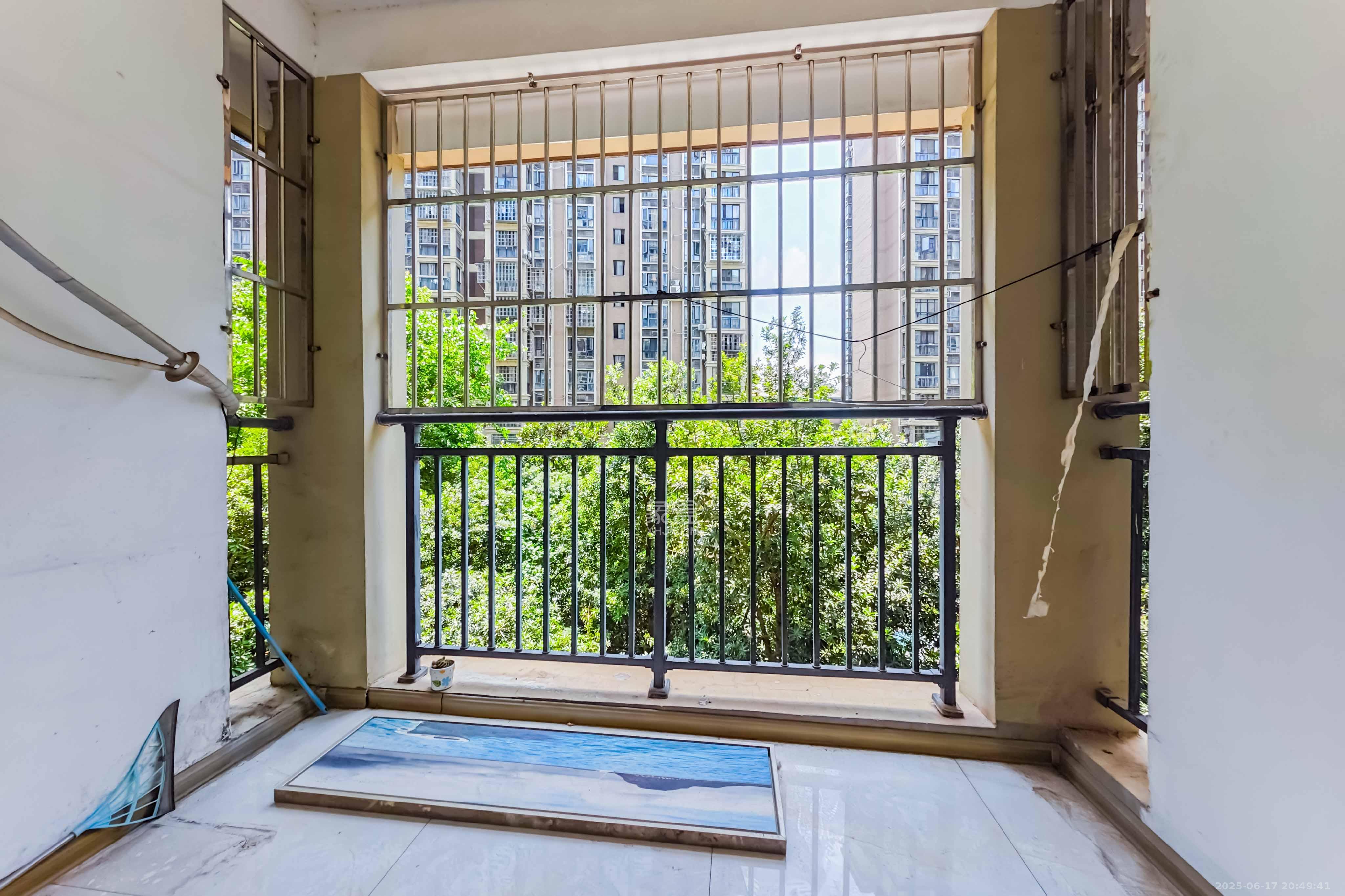 英郡年华 4室2厅1卫 105.0万 英郡年华 4室2厅1卫 105.0万阳台