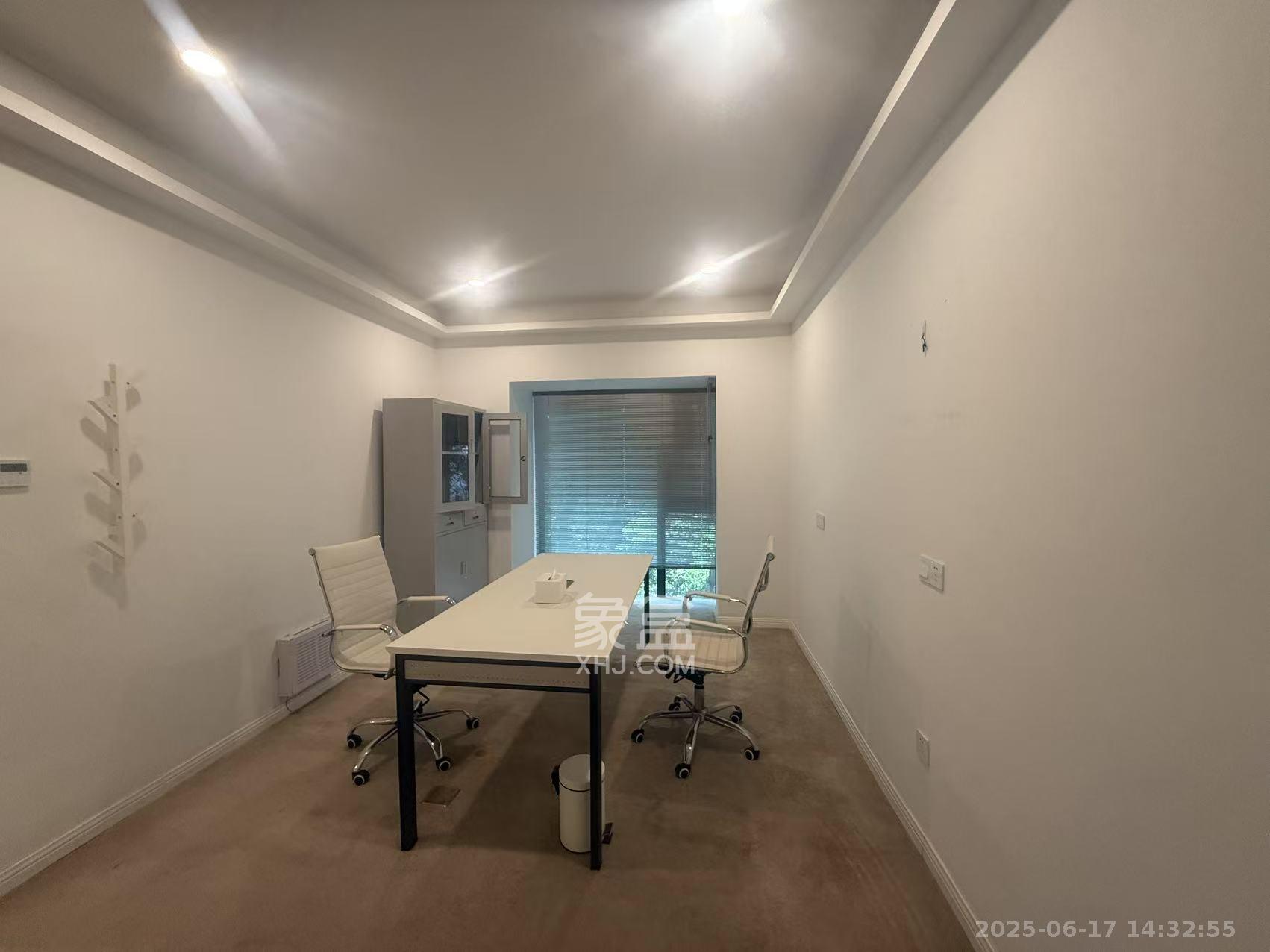 藏珑湖上国际花园 5室2厅3卫 7500.0元/月 藏珑湖上国际花园 5室2厅3卫 7500.0元/月室内图