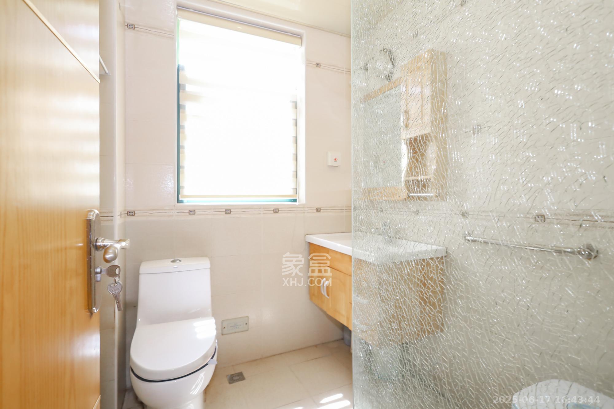 枫树园 3室2厅2卫 128.0万 枫树园 3室2厅2卫 128.0万卫生间