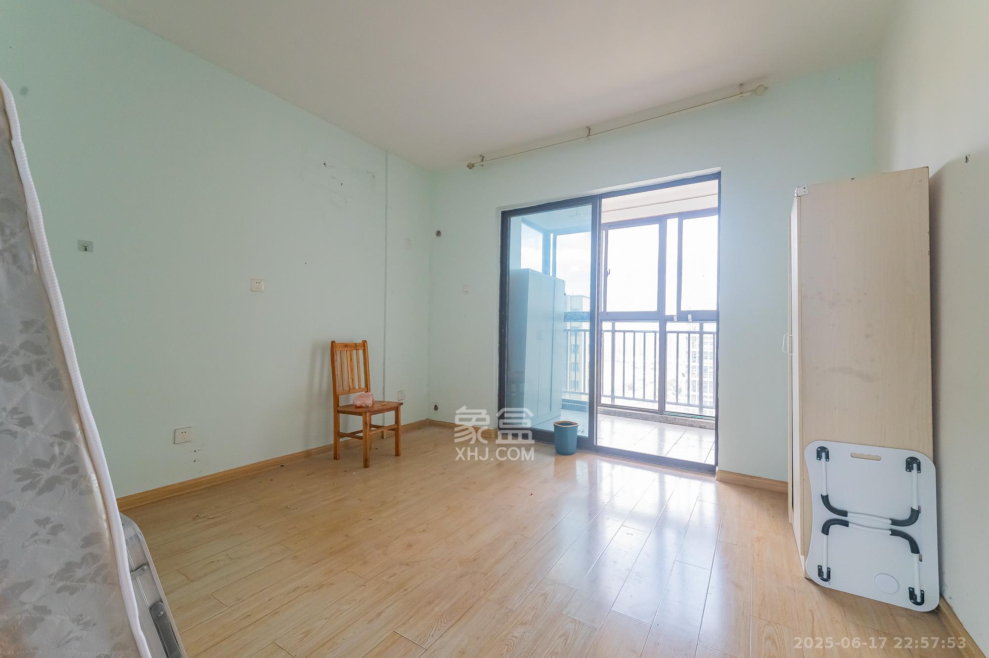 华润置地广场二期  4室2厅2卫    96.8万 华润置地广场二期  4室2厅2卫    96.8万客厅