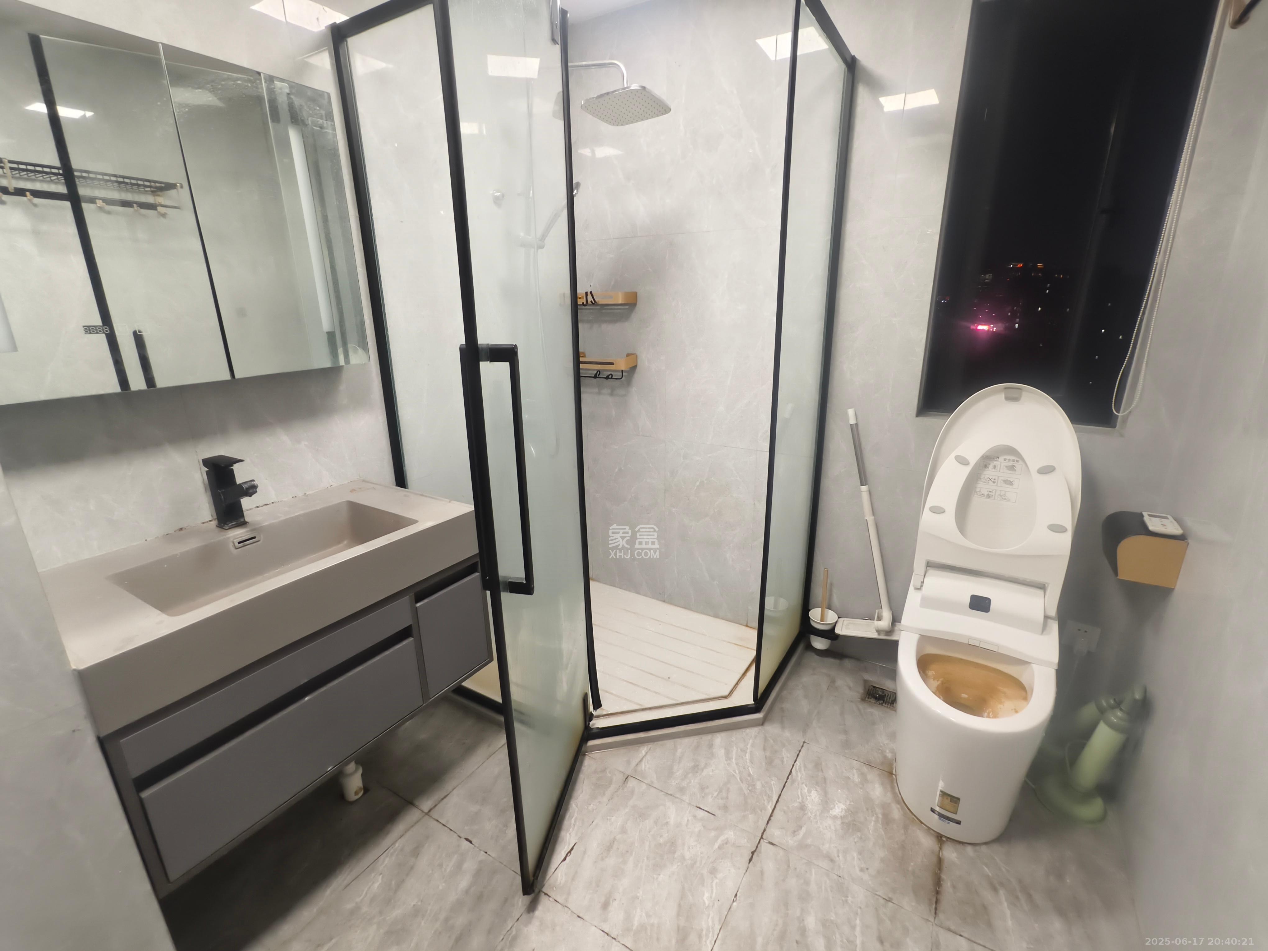 好莱城(弘德西街) 4室2厅2卫 3300.0元/月 好莱城(弘德西街) 4室2厅2卫 3300.0元/月室内图