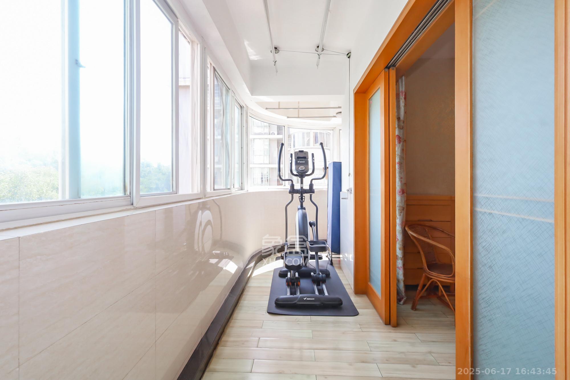 枫树园 3室2厅2卫 128.0万 枫树园 3室2厅2卫 128.0万阳台