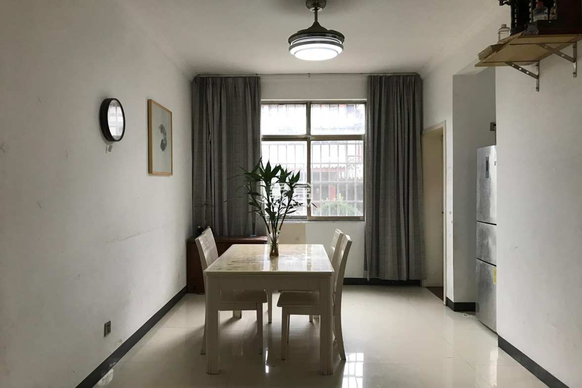 市安监住宅小区(应急管理局)  4室2厅2卫    155.0万 市安监住宅小区(应急管理局)  4室2厅2卫    155.0万客厅