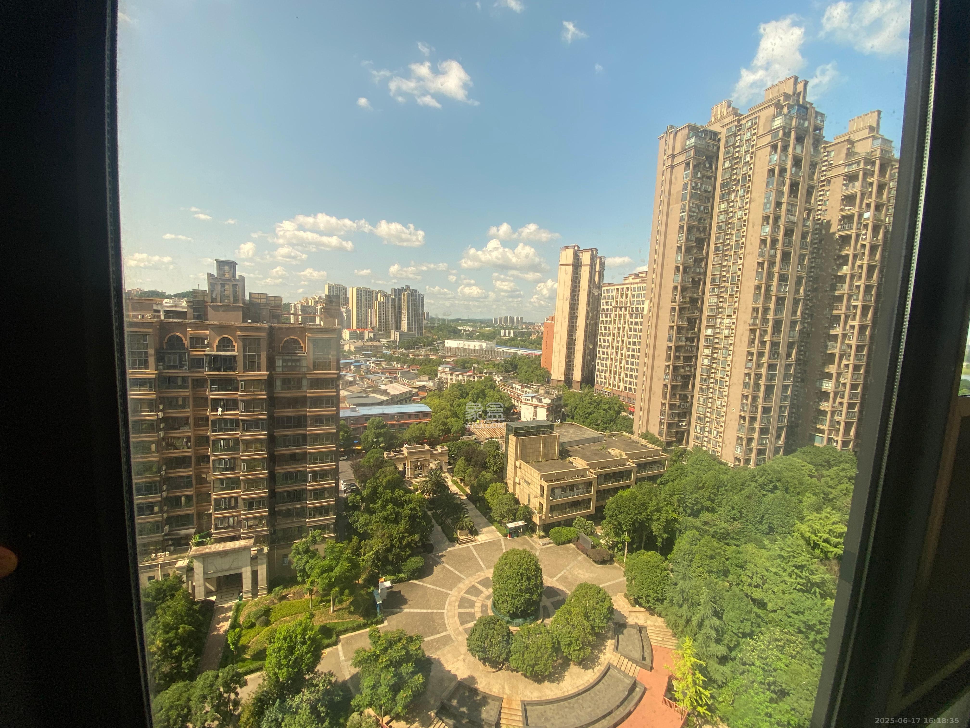 双湾国际(湘江御景花园) 3室2厅3卫 2800.0元/月 双湾国际(湘江御景花园) 3室2厅3卫 2800.0元/月室内图