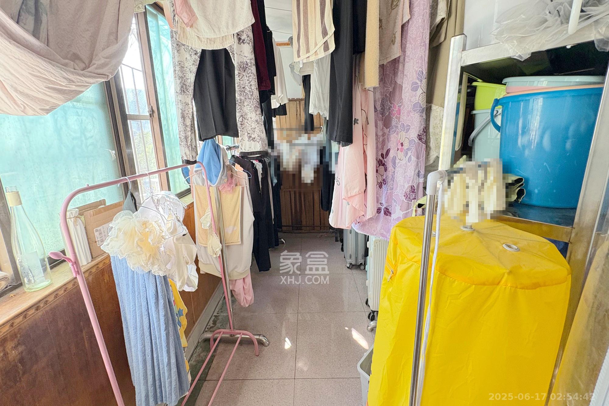 芙蓉广场农行单位宿舍  4室2厅1卫   95.00万阳台