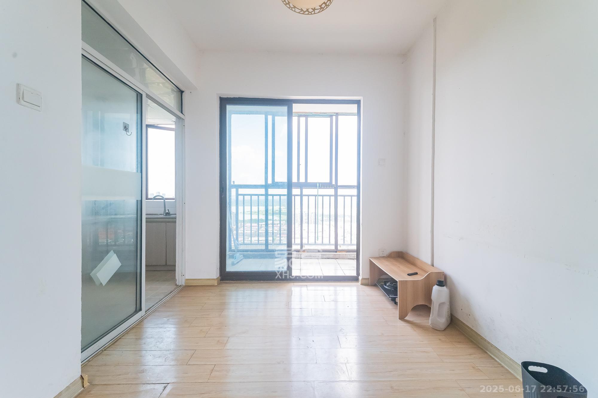 华润置地广场二期  4室2厅2卫    96.8万 华润置地广场二期  4室2厅2卫    96.8万客厅