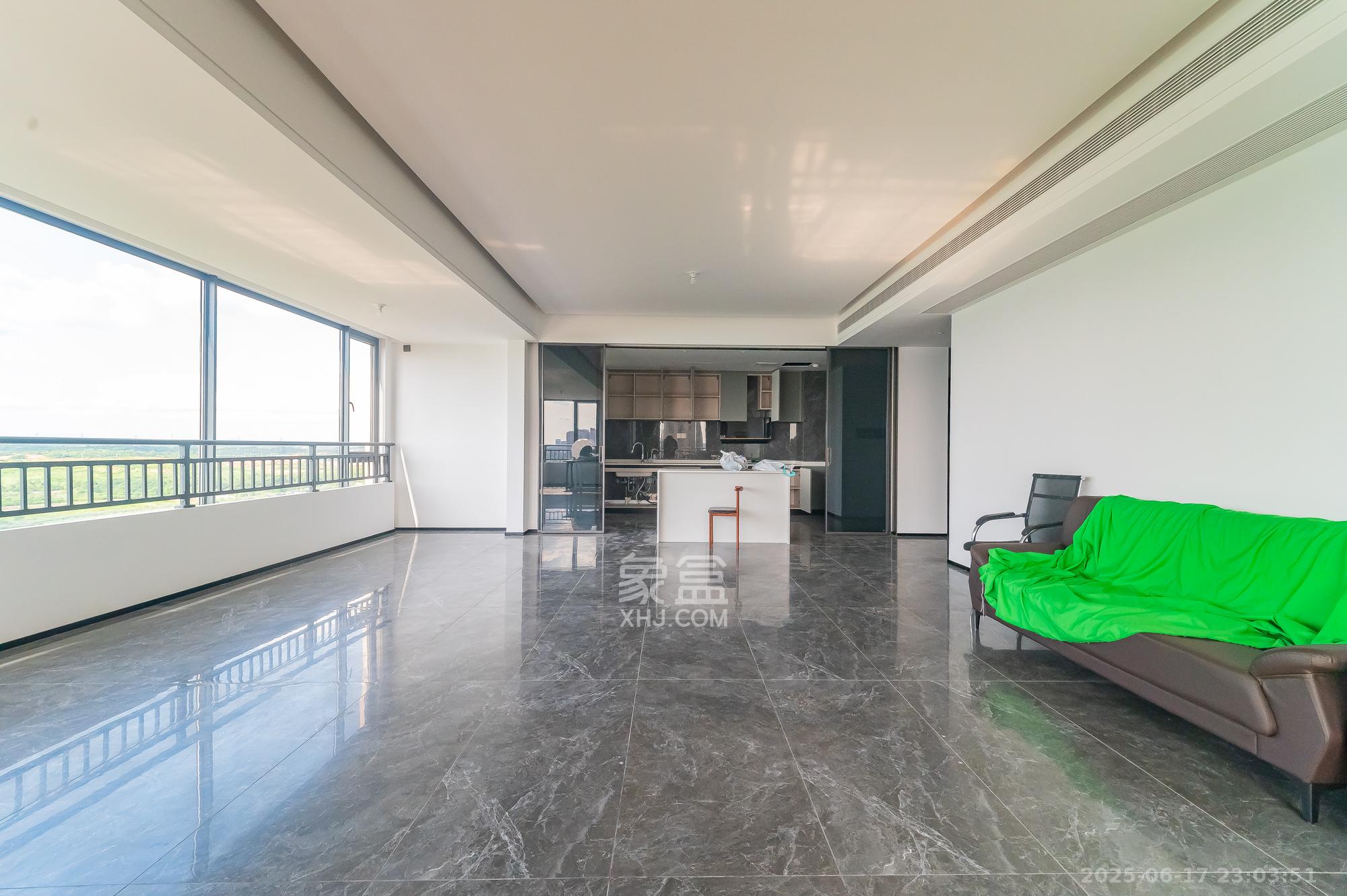 万科松湖天地  5室2厅3卫    398.0万 万科松湖天地  5室2厅3卫    398.0万客厅