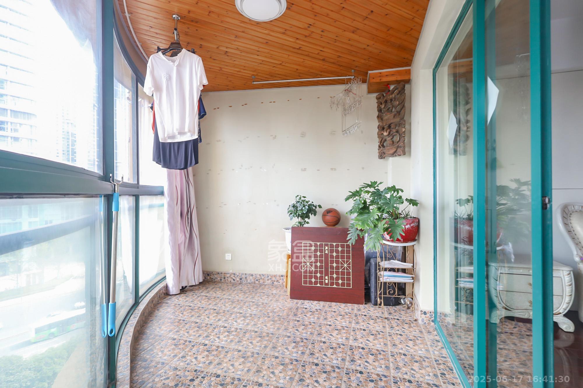 滨江金座 3室2厅2卫 129.8万 滨江金座 3室2厅2卫 129.8万阳台