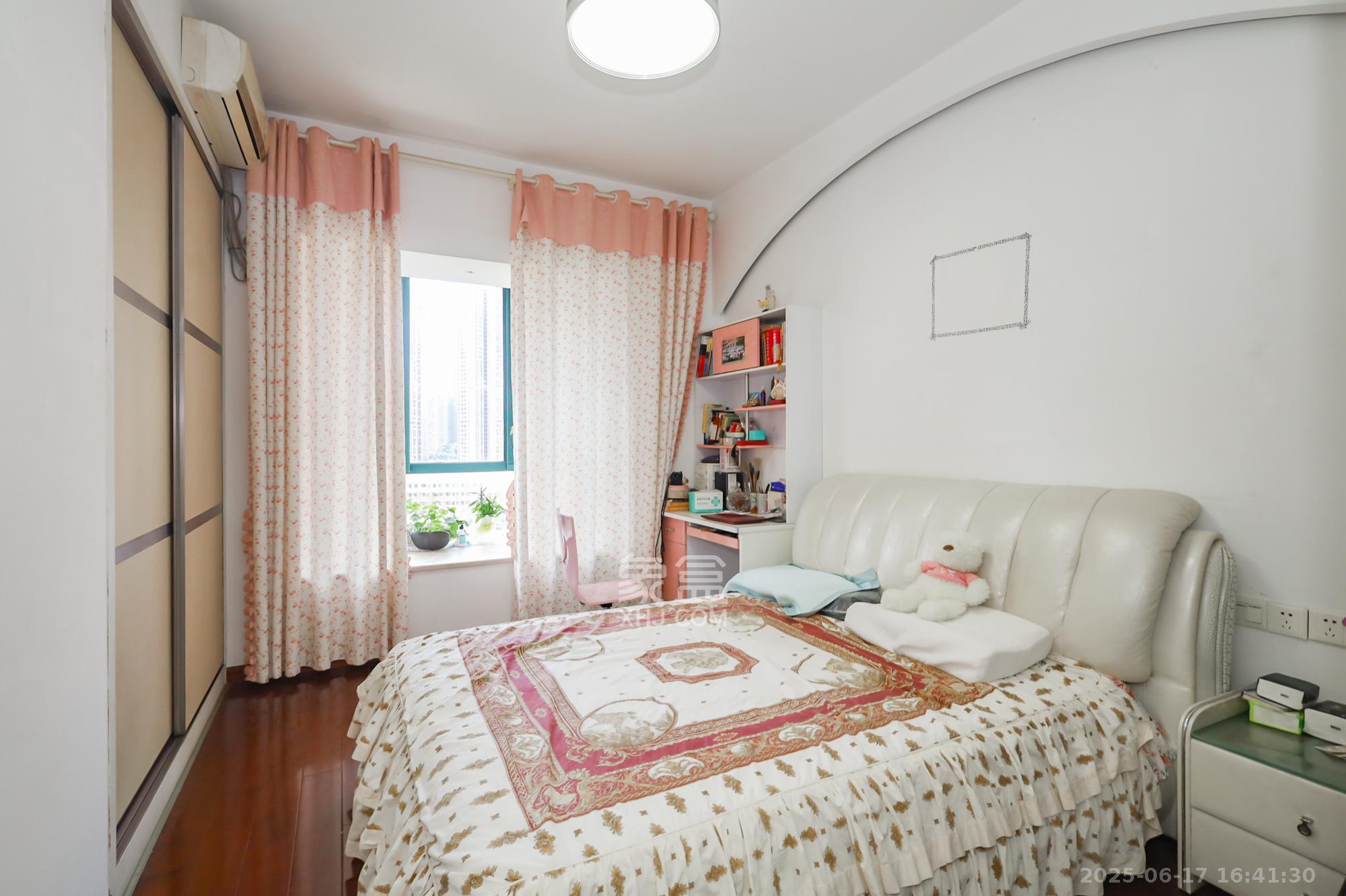 滨江金座 3室2厅2卫 129.8万 滨江金座 3室2厅2卫 129.8万卧室