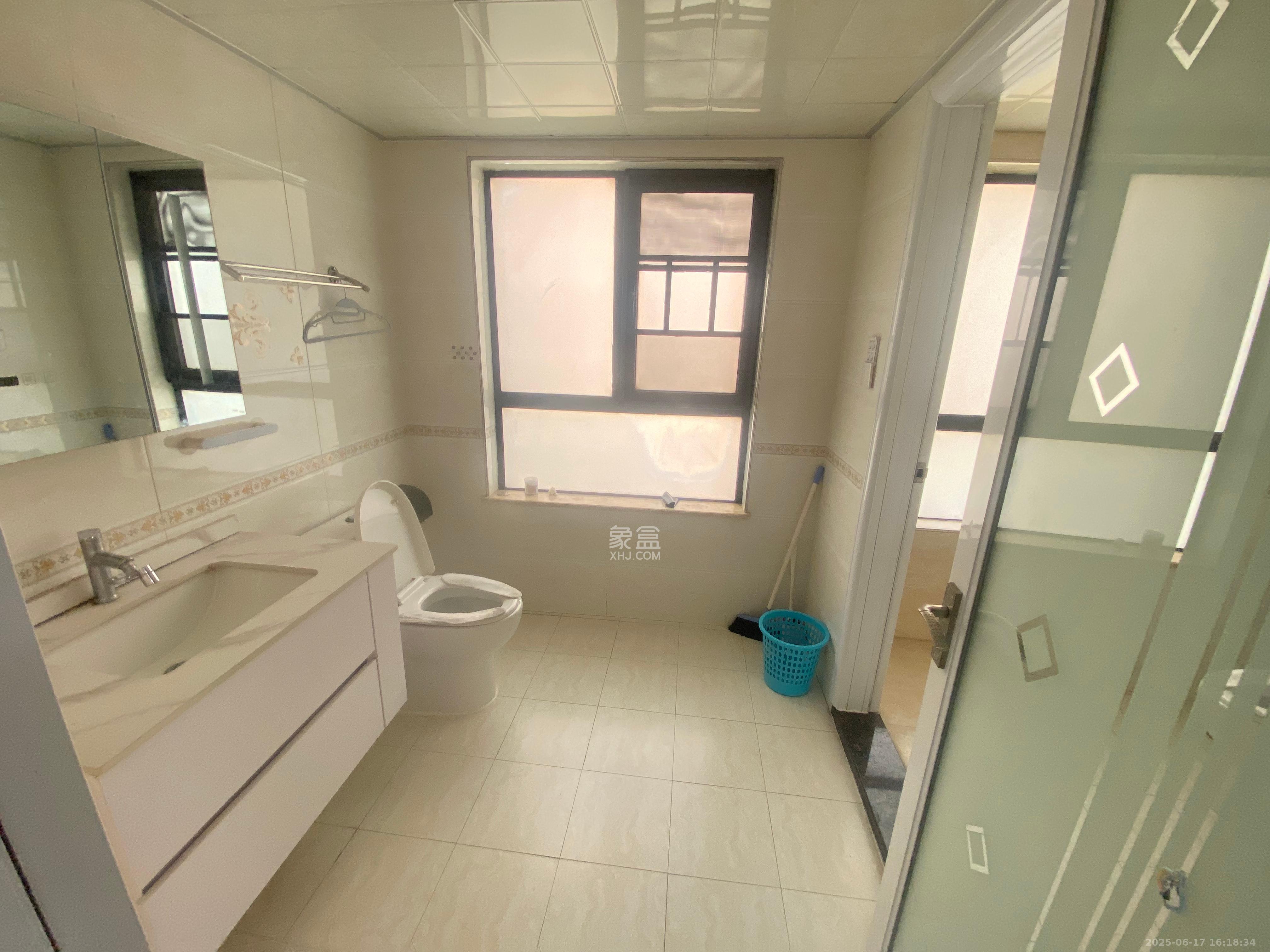 双湾国际(湘江御景花园) 3室2厅3卫 2800.0元/月 双湾国际(湘江御景花园) 3室2厅3卫 2800.0元/月室内图