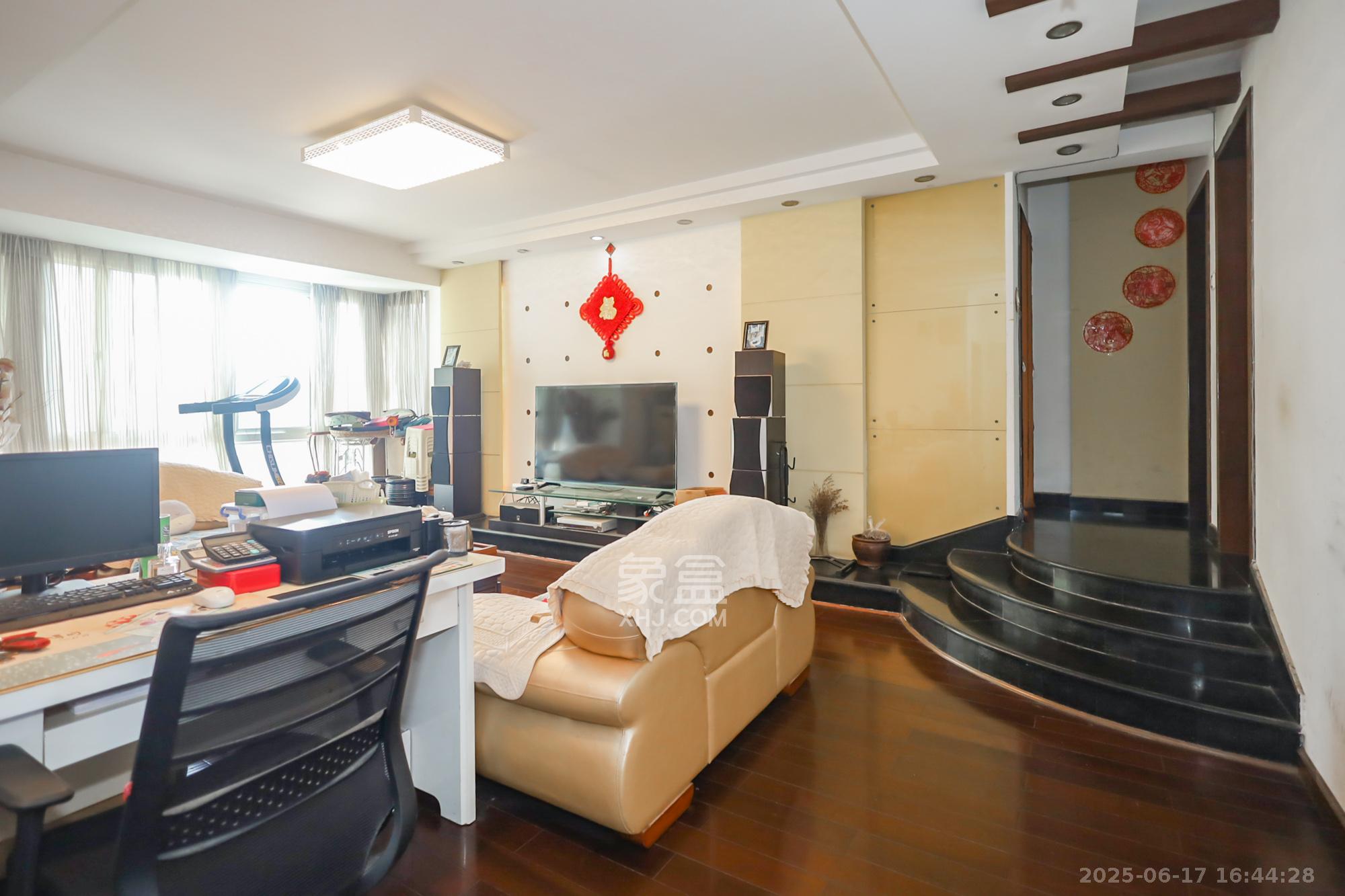 江岸景苑  4室2厅1卫    208.0万客厅