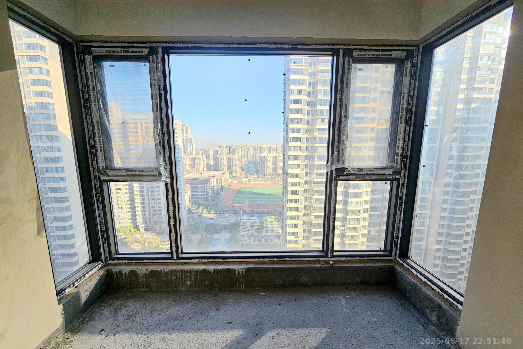 长房东旭国际  5室2厅2卫   240.00万阳台