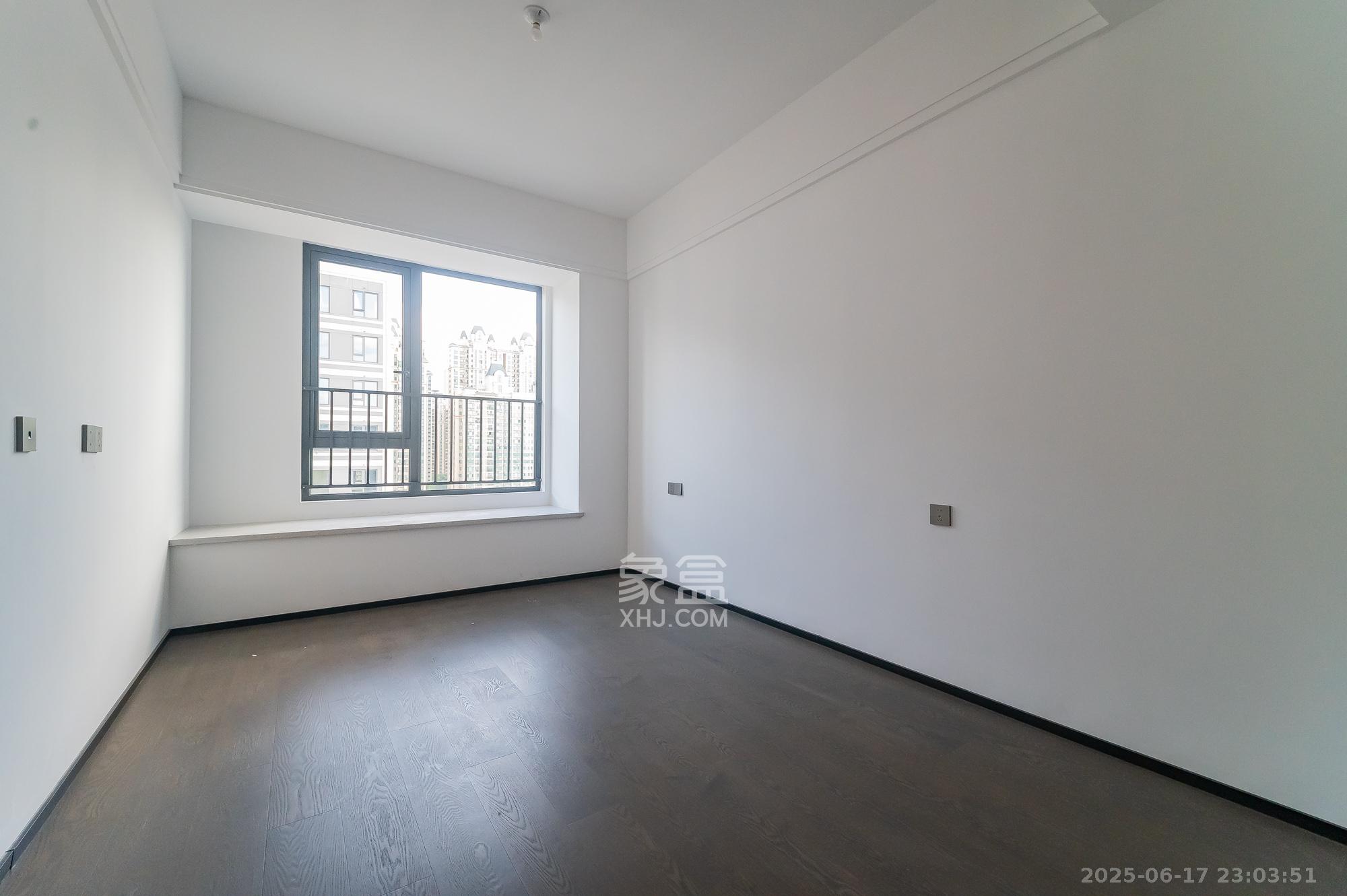 万科松湖天地  5室2厅3卫    398.0万 万科松湖天地  5室2厅3卫    398.0万卧室