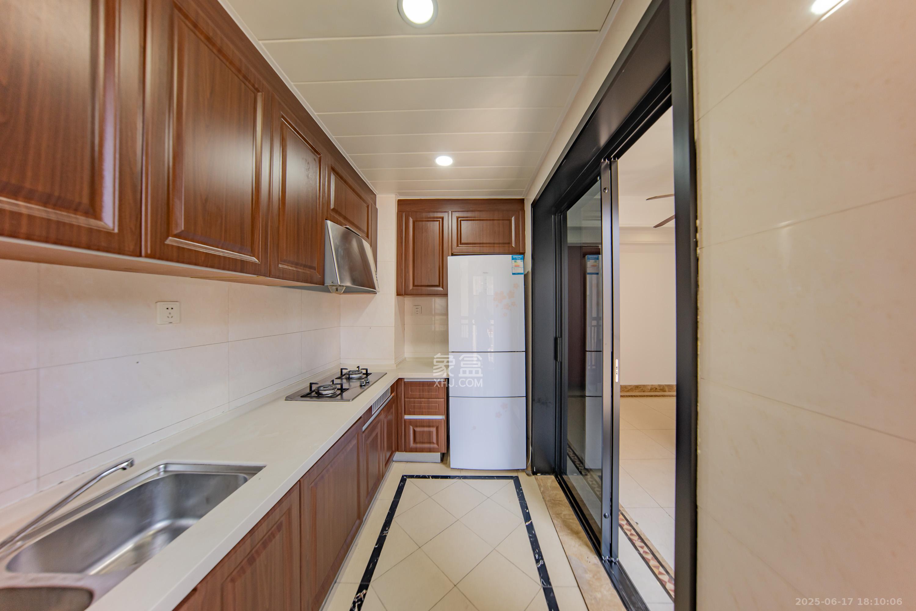 中海国际一期  4室2厅2卫    110.0万 中海国际一期  4室2厅2卫    110.0万厨房