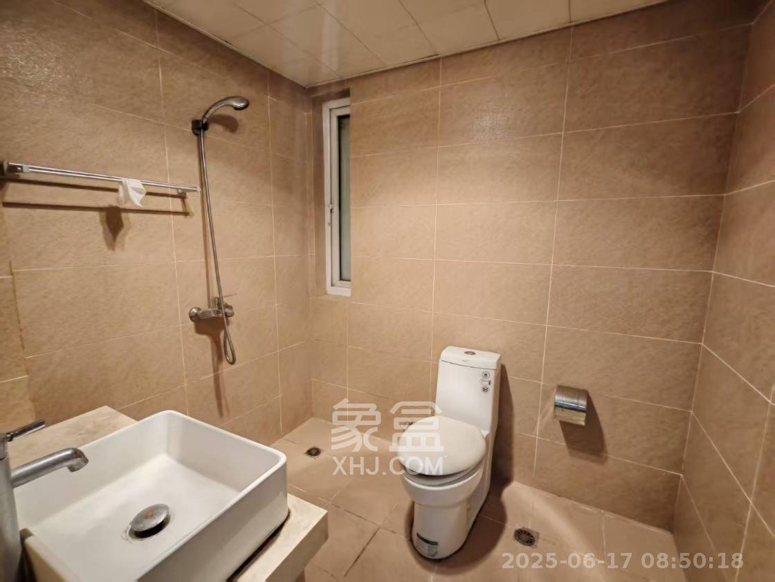 鑫天山水洲城 3室2厅2卫 2400.0元/月 鑫天山水洲城 3室2厅2卫 2400.0元/月室内图