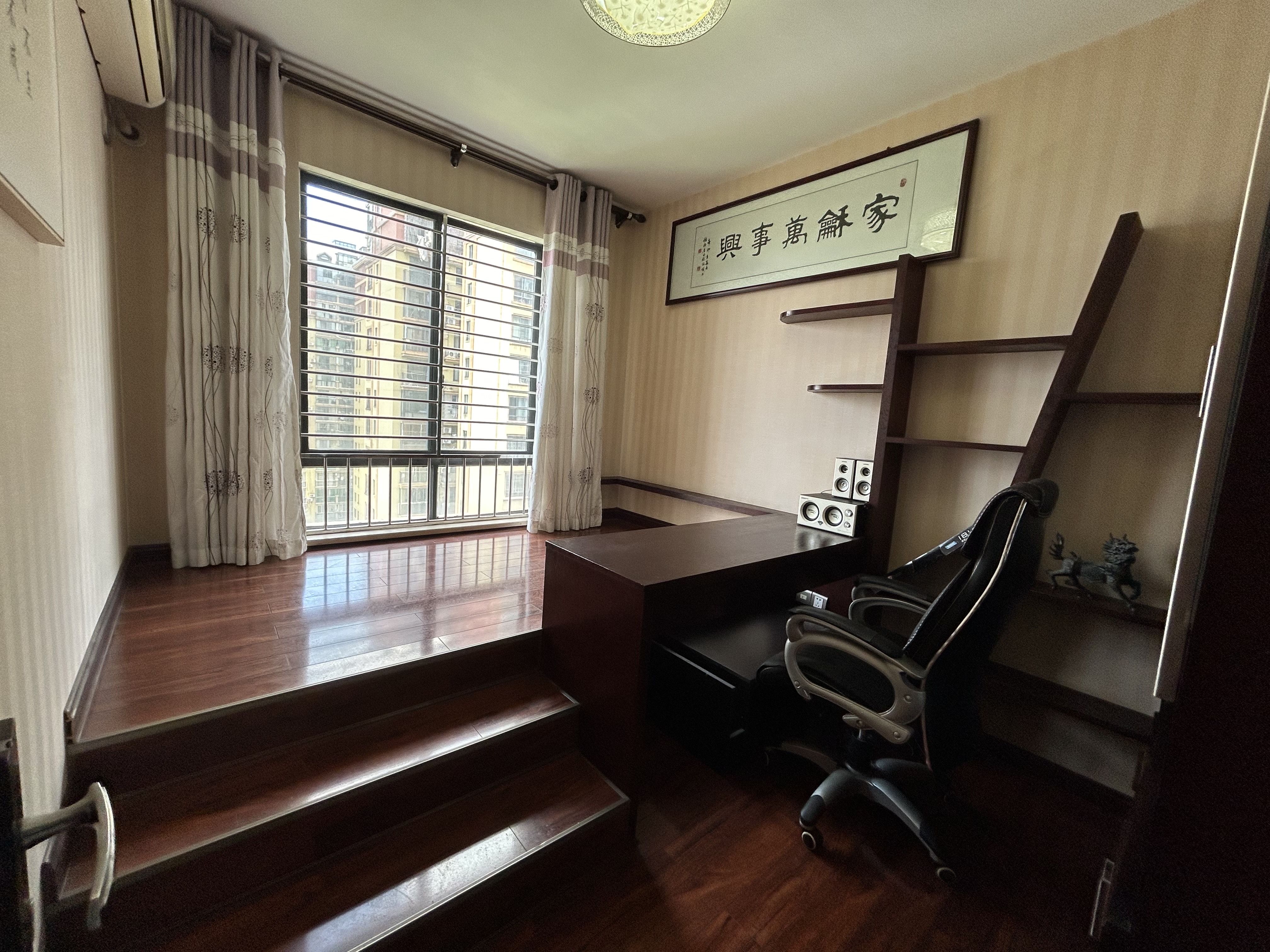 钻石城  4室2厅2卫   1800.00元/月室内图