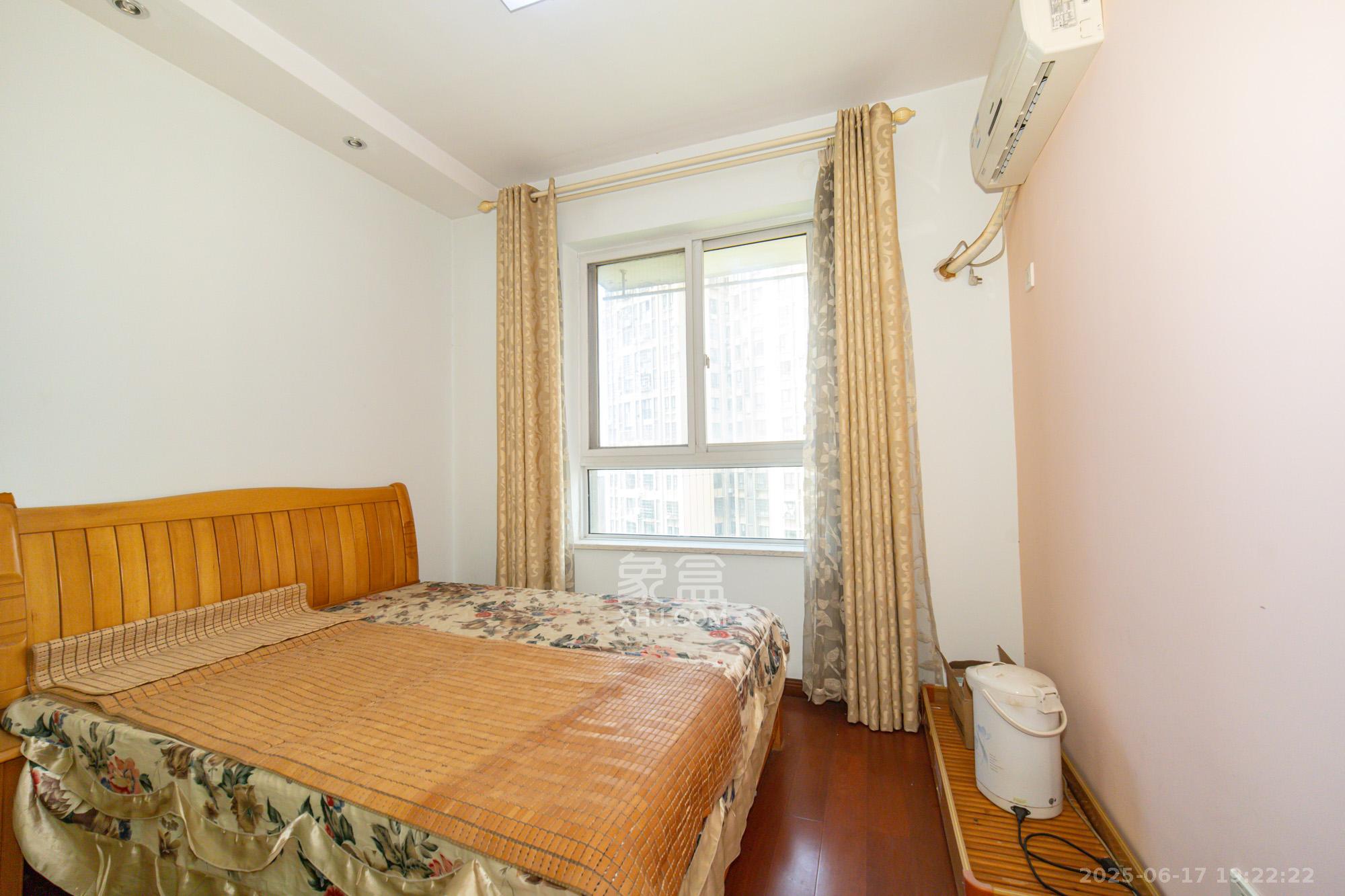 爱琴海岸 3室2厅2卫 80.0万 爱琴海岸 3室2厅2卫 80.0万卧室