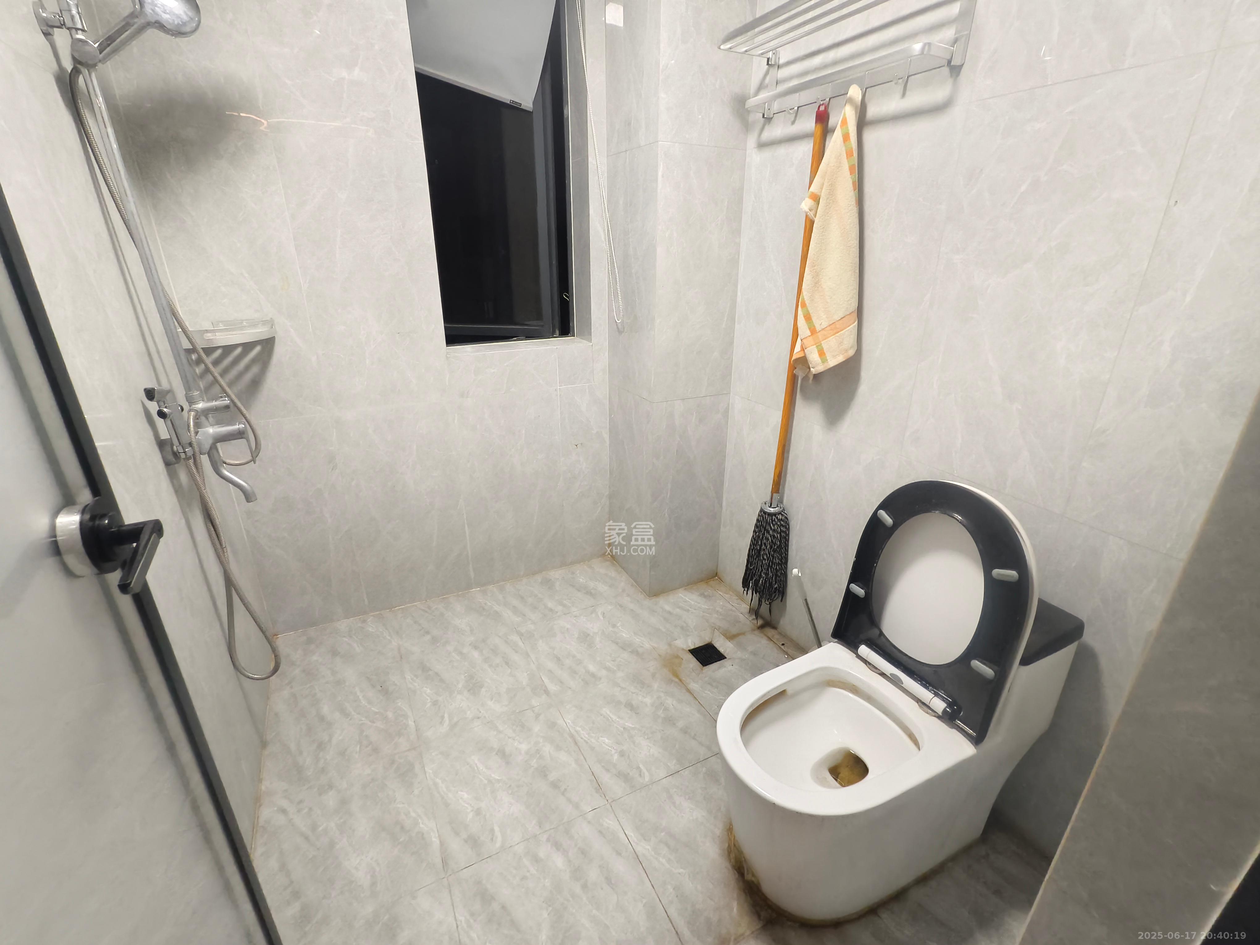 好莱城(弘德西街) 4室2厅2卫 3300.0元/月 好莱城(弘德西街) 4室2厅2卫 3300.0元/月室内图