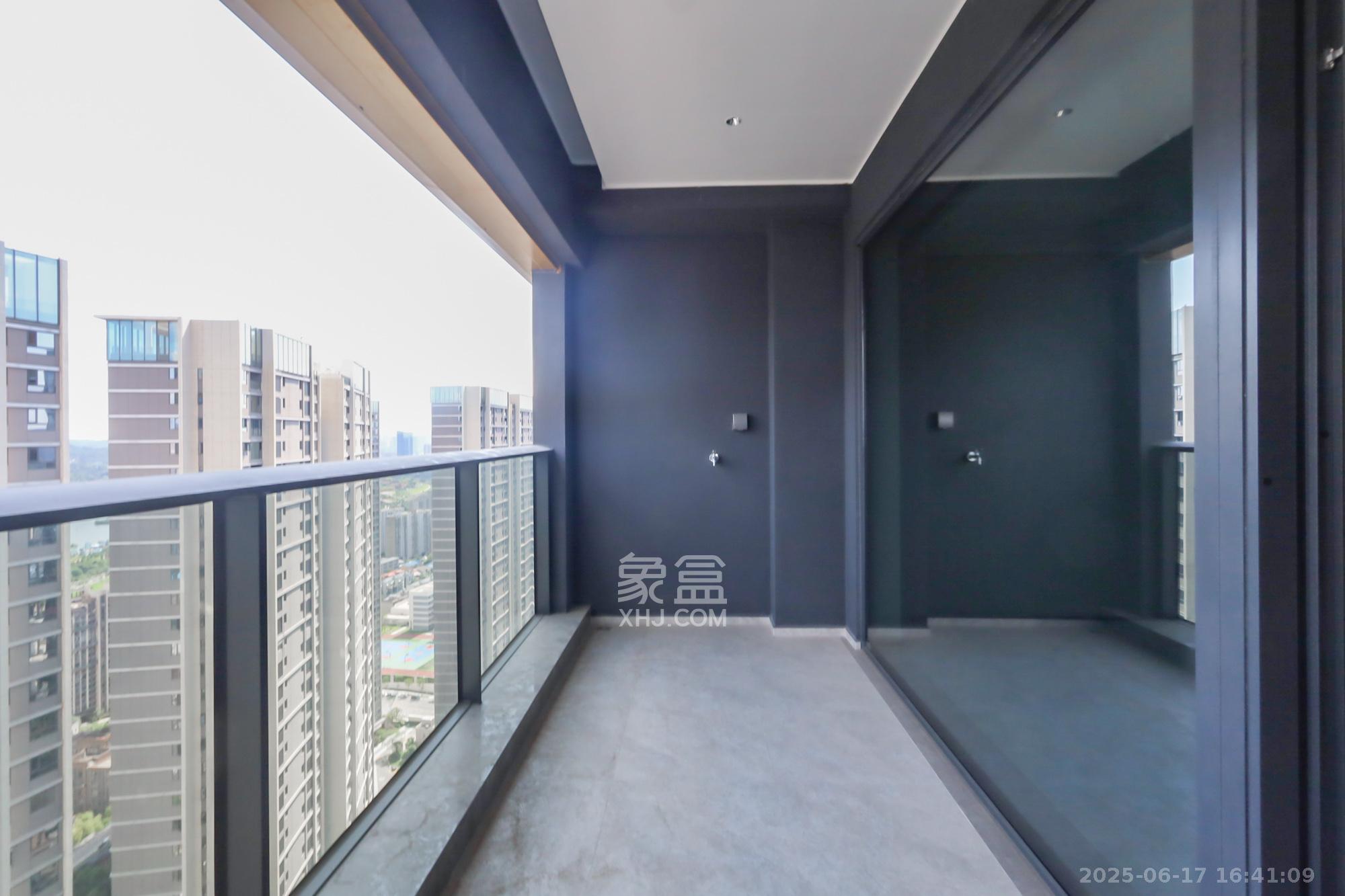 长沙悦府(华润万象城) 4室2厅3卫 560.0万 长沙悦府(华润万象城) 4室2厅3卫 560.0万阳台