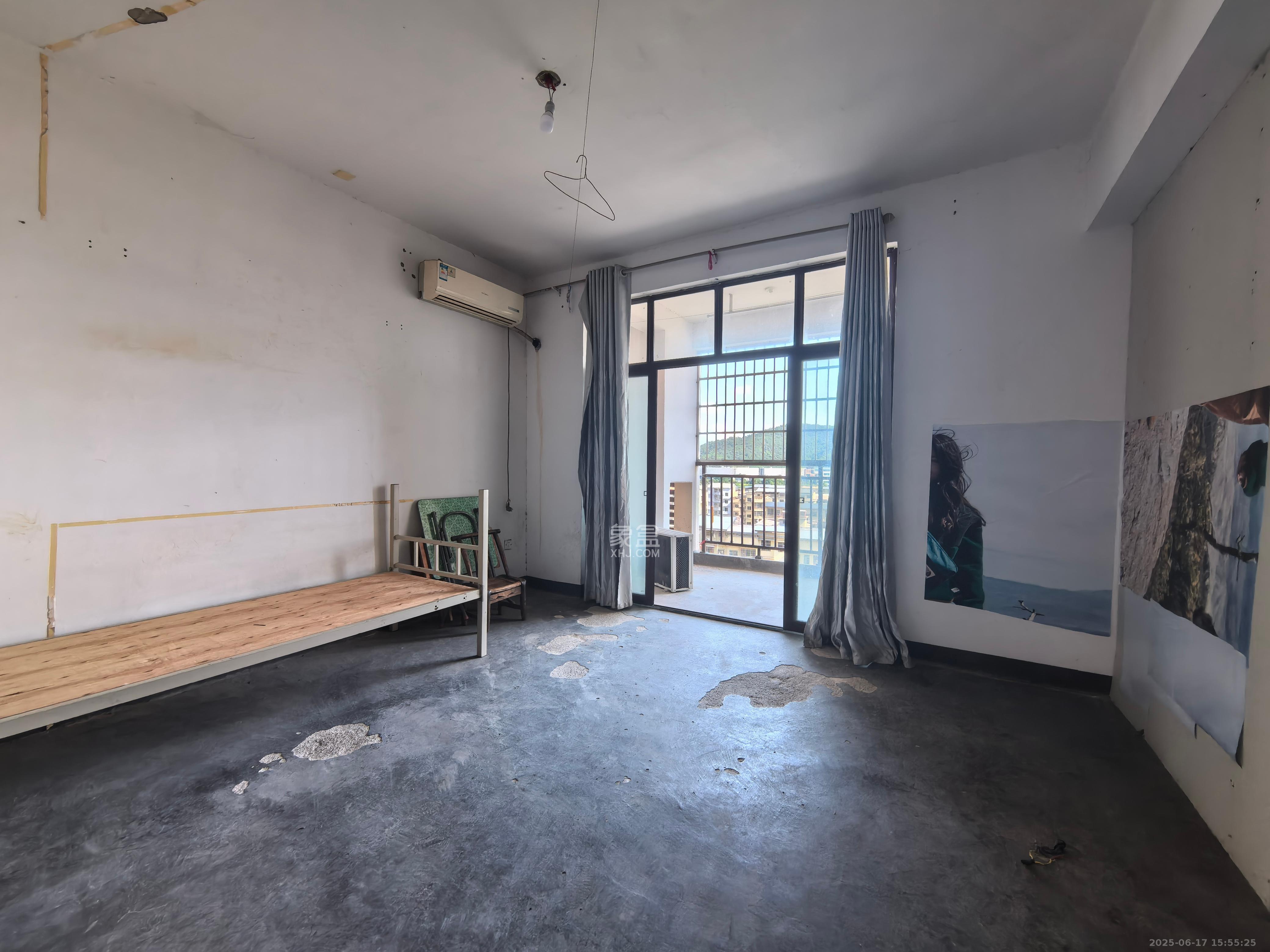 麓山枫情  1室2厅2卫   1900.00元/月