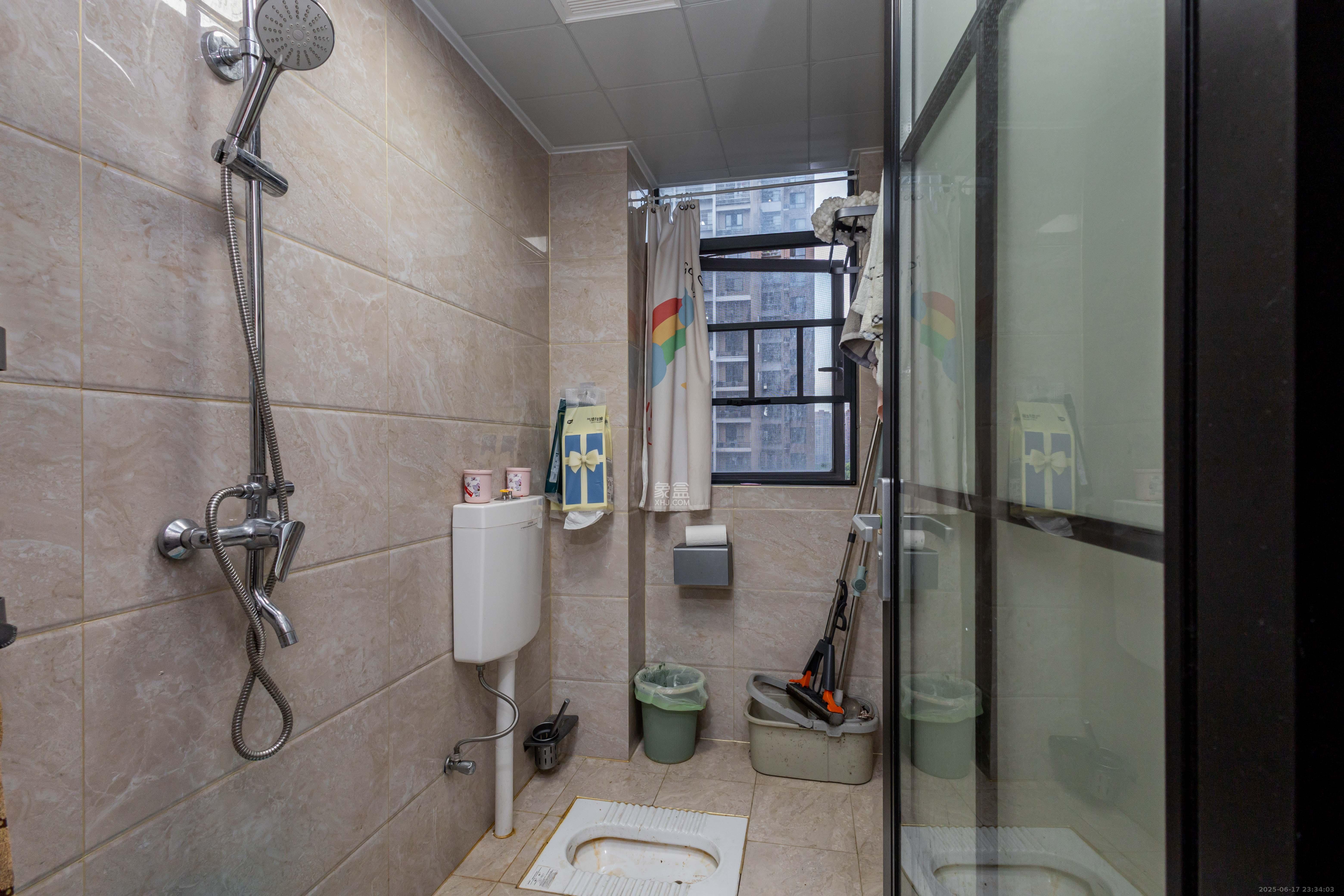 中国铁建国际城二期  4室2厅2卫    99.8万卫生间