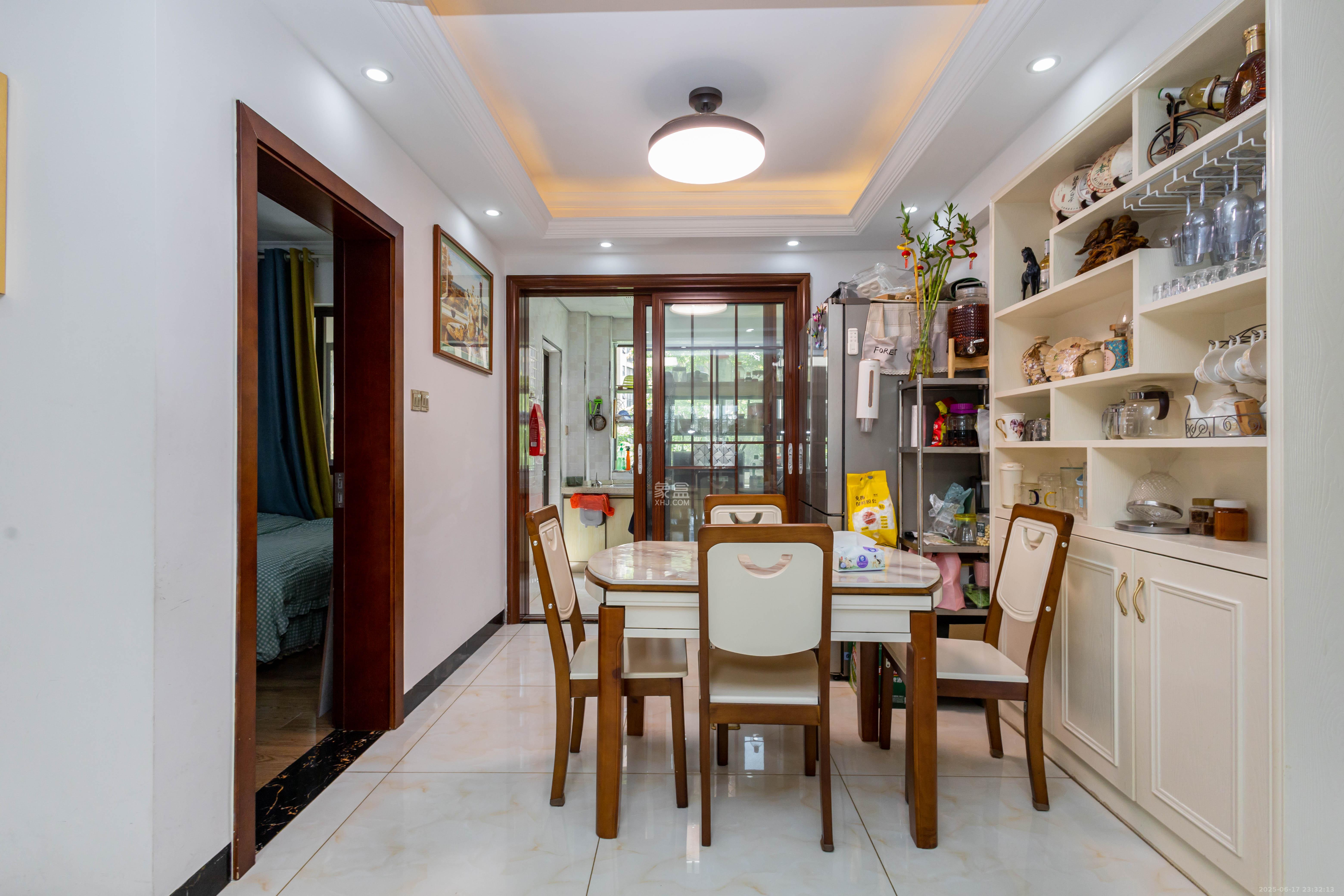 旭辉华庭 3室2厅2卫 70.8万 旭辉华庭 3室2厅2卫 70.8万客厅