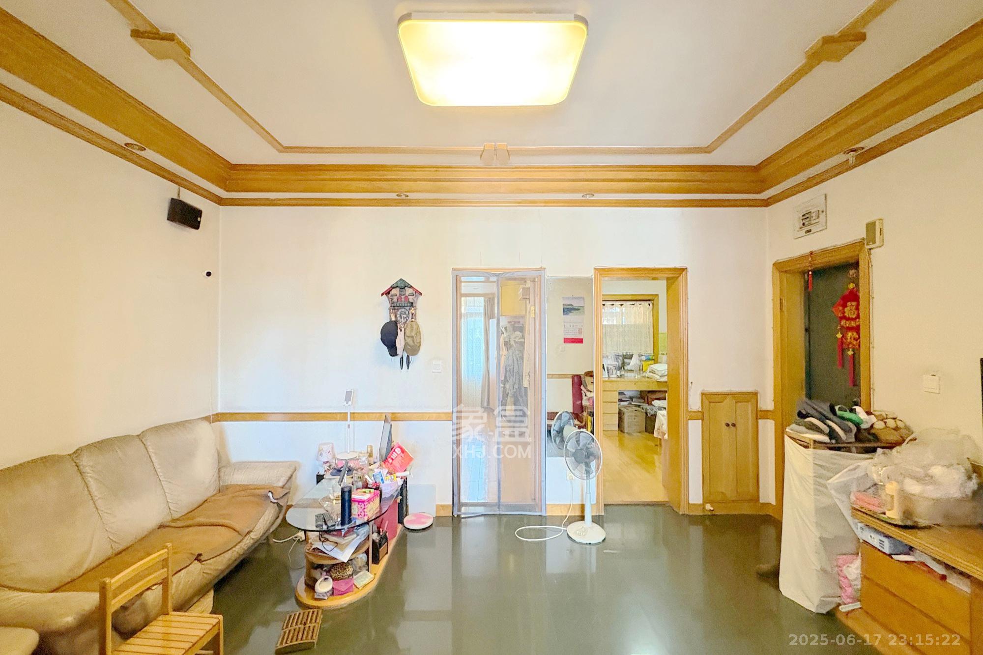公安局宿舍（上宜园18号）  2室2厅1卫   49.80万客厅