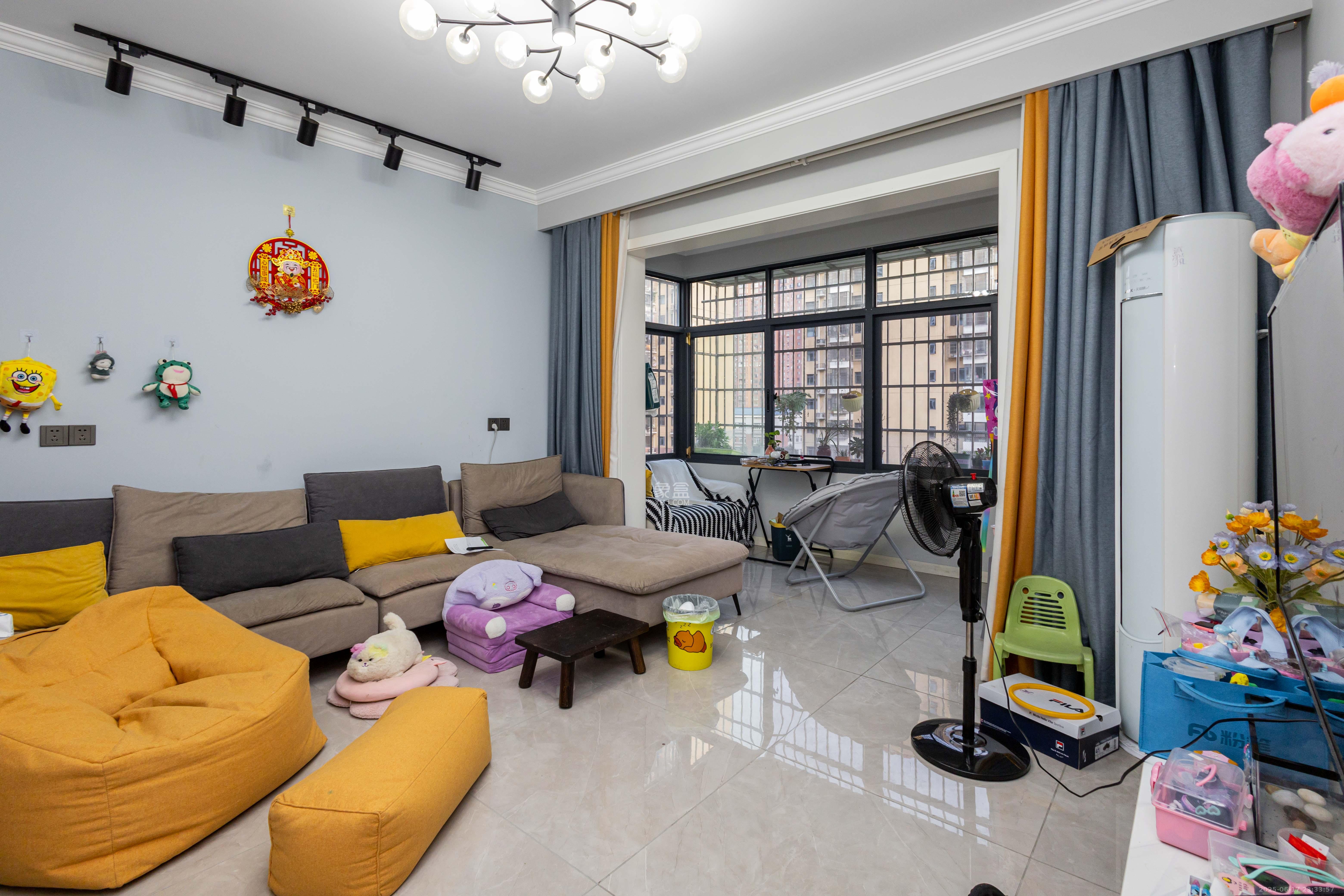 中国铁建国际城二期 4室2厅2卫 99.8万 中国铁建国际城二期 4室2厅2卫 99.8万客厅