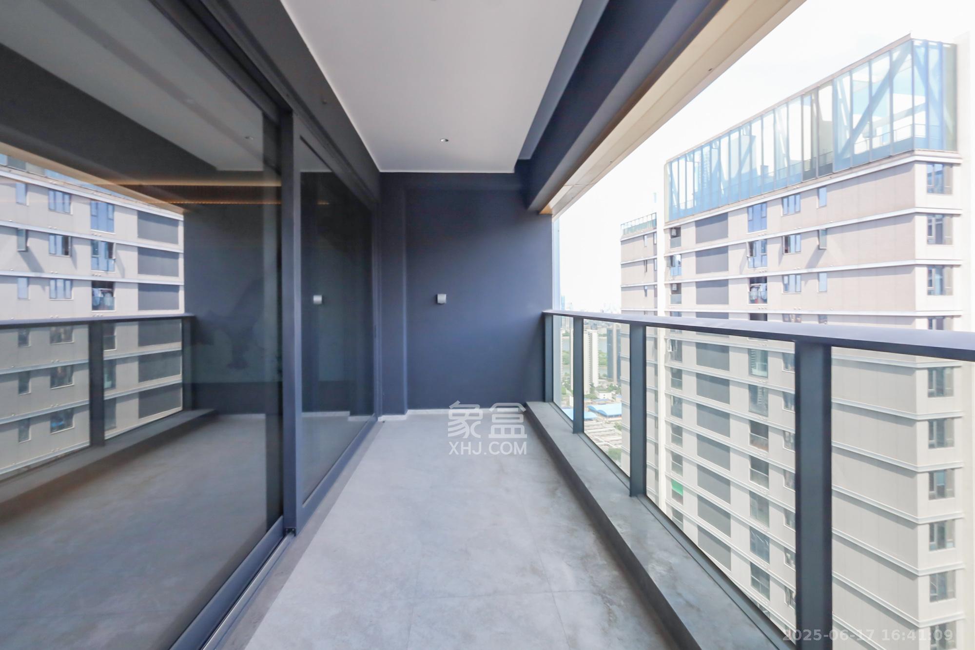 长沙悦府(华润万象城) 4室2厅3卫 560.0万 长沙悦府(华润万象城) 4室2厅3卫 560.0万阳台