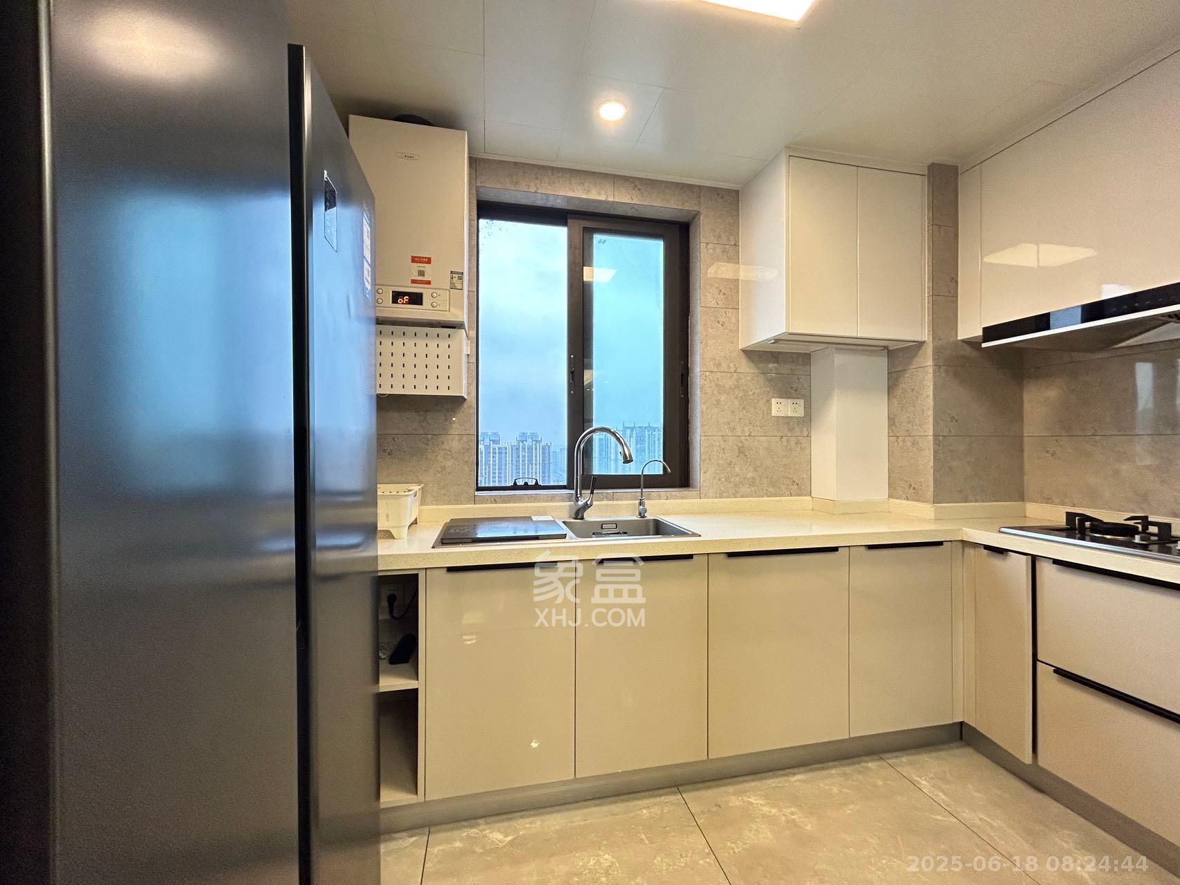 龙湖铂金中心(龙湖春江郦城)  4室2厅2卫    6980.0元/月 龙湖铂金中心(龙湖春江郦城)  4室2厅2卫    6980.0元/月室内图