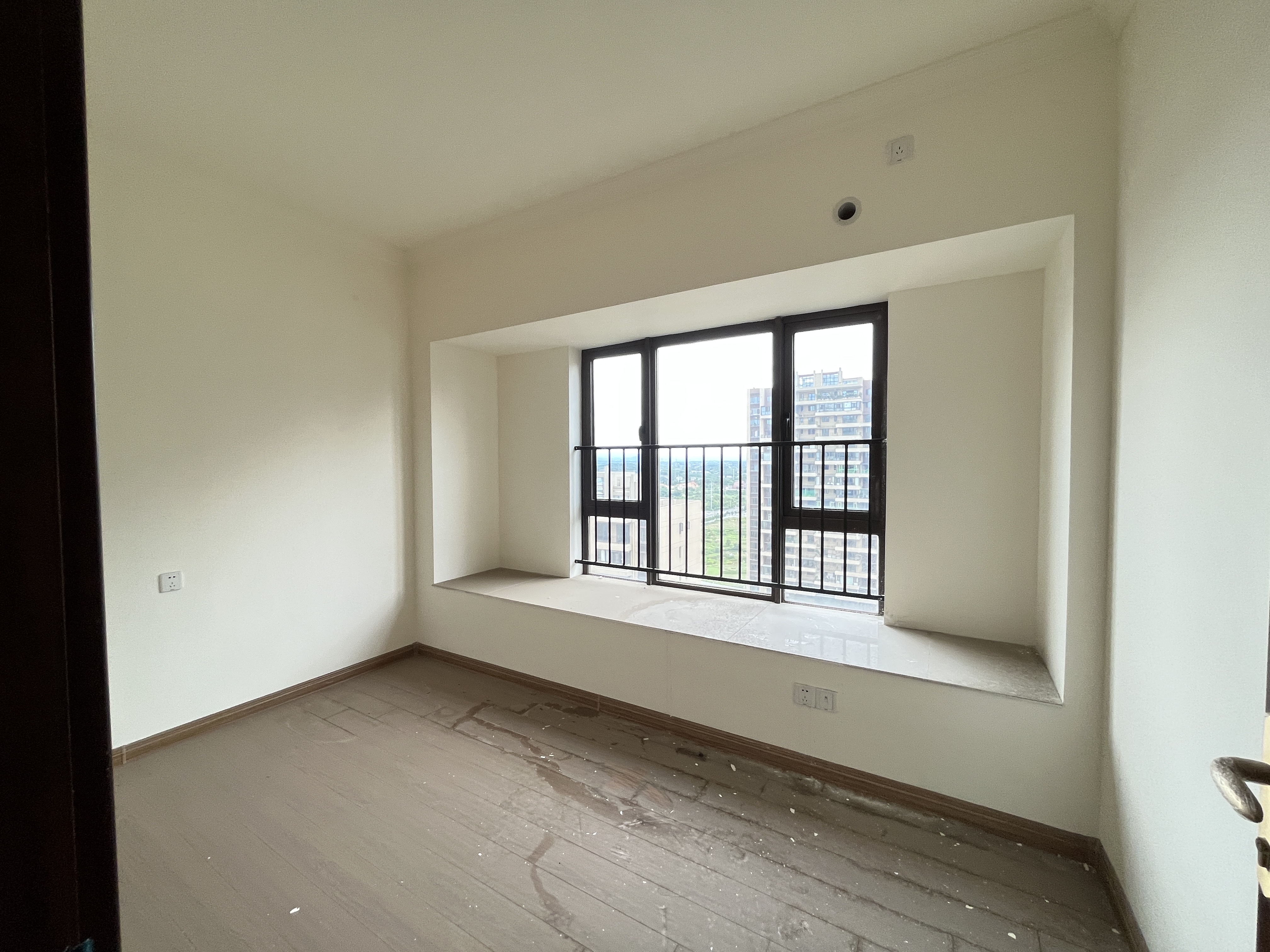 华耀碧桂园十里江湾誉峯 4室2厅2卫 1800.0元/月 华耀碧桂园十里江湾誉峯 4室2厅2卫 1800.0元/月室内图