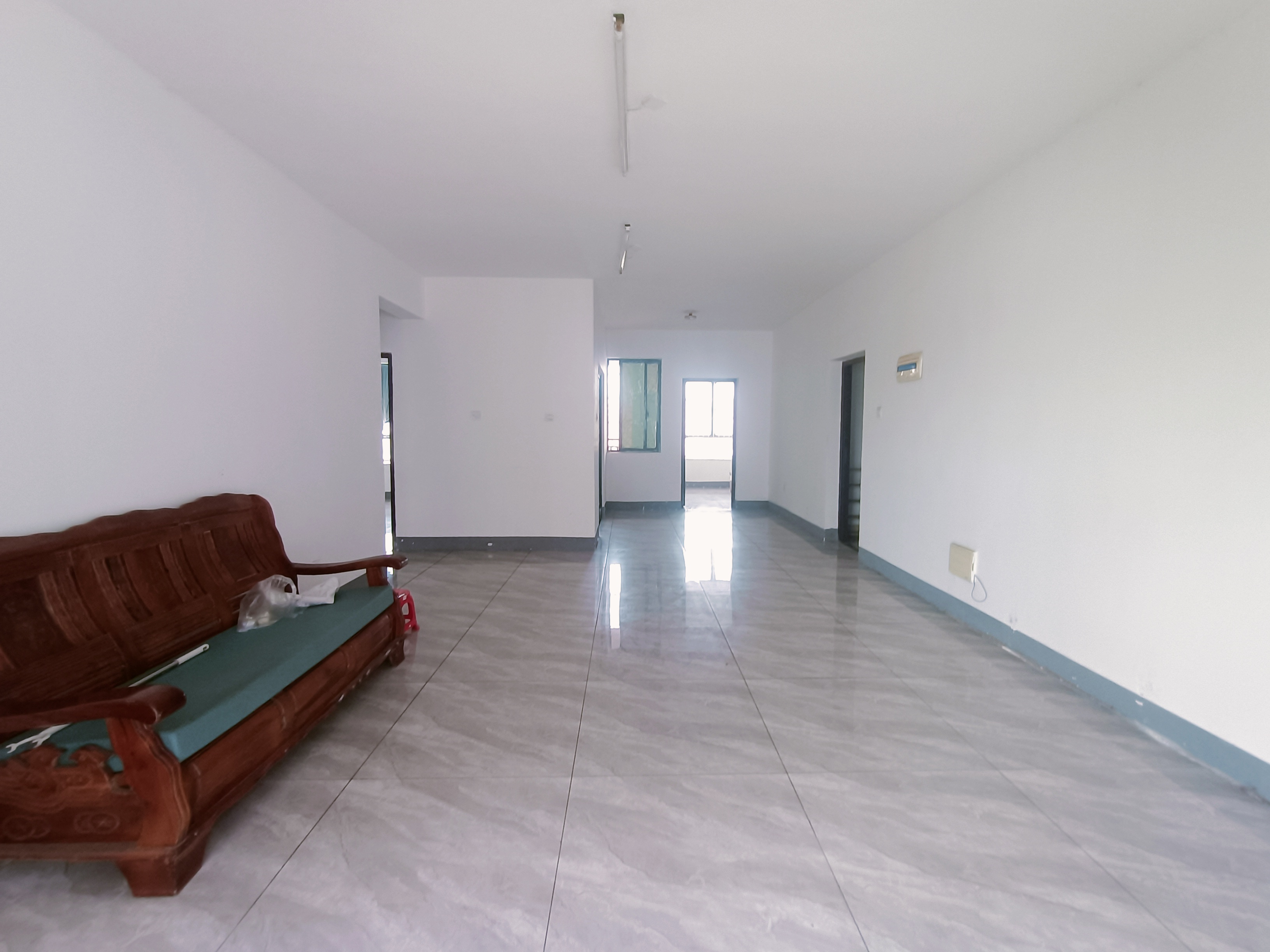 滨江新城 3室2厅1卫 1800.0元/月 滨江新城 3室2厅1卫 1800.0元/月室内图