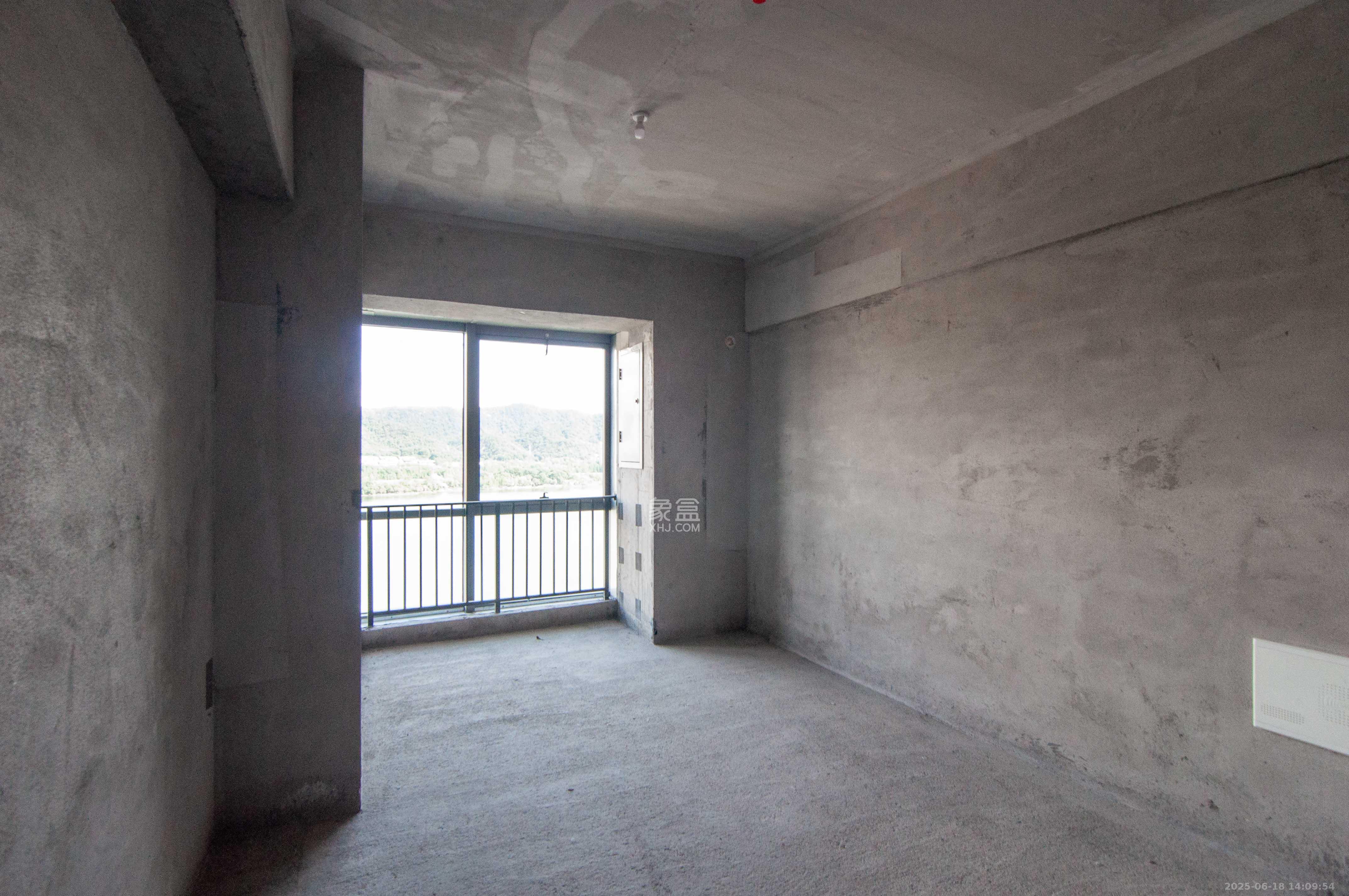 中建宝铂公馆  1室1厅1卫   58.50万客厅