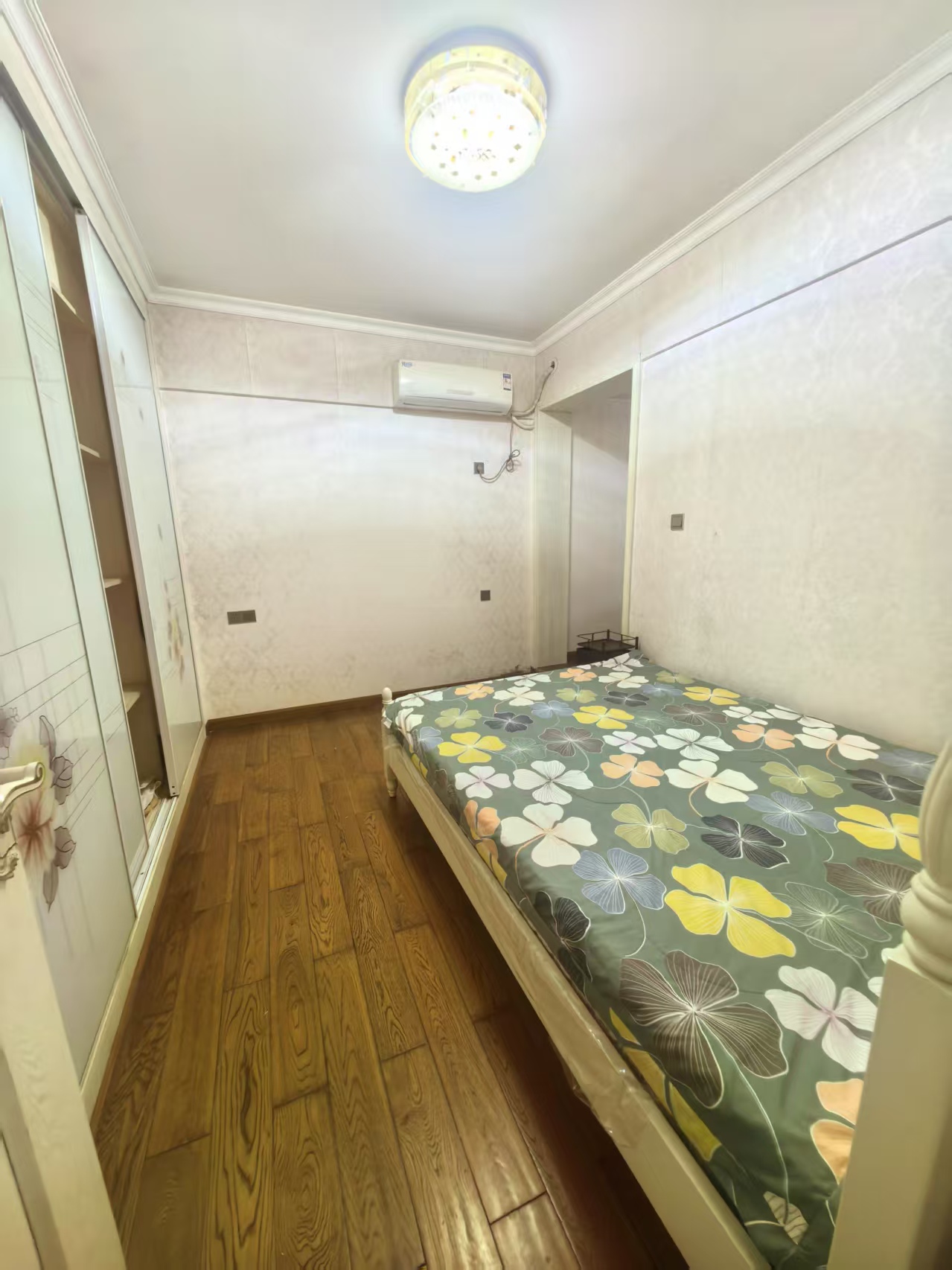 辉煌广场  3室2厅2卫    1500.0元/月 辉煌广场  3室2厅2卫    1500.0元/月室内图