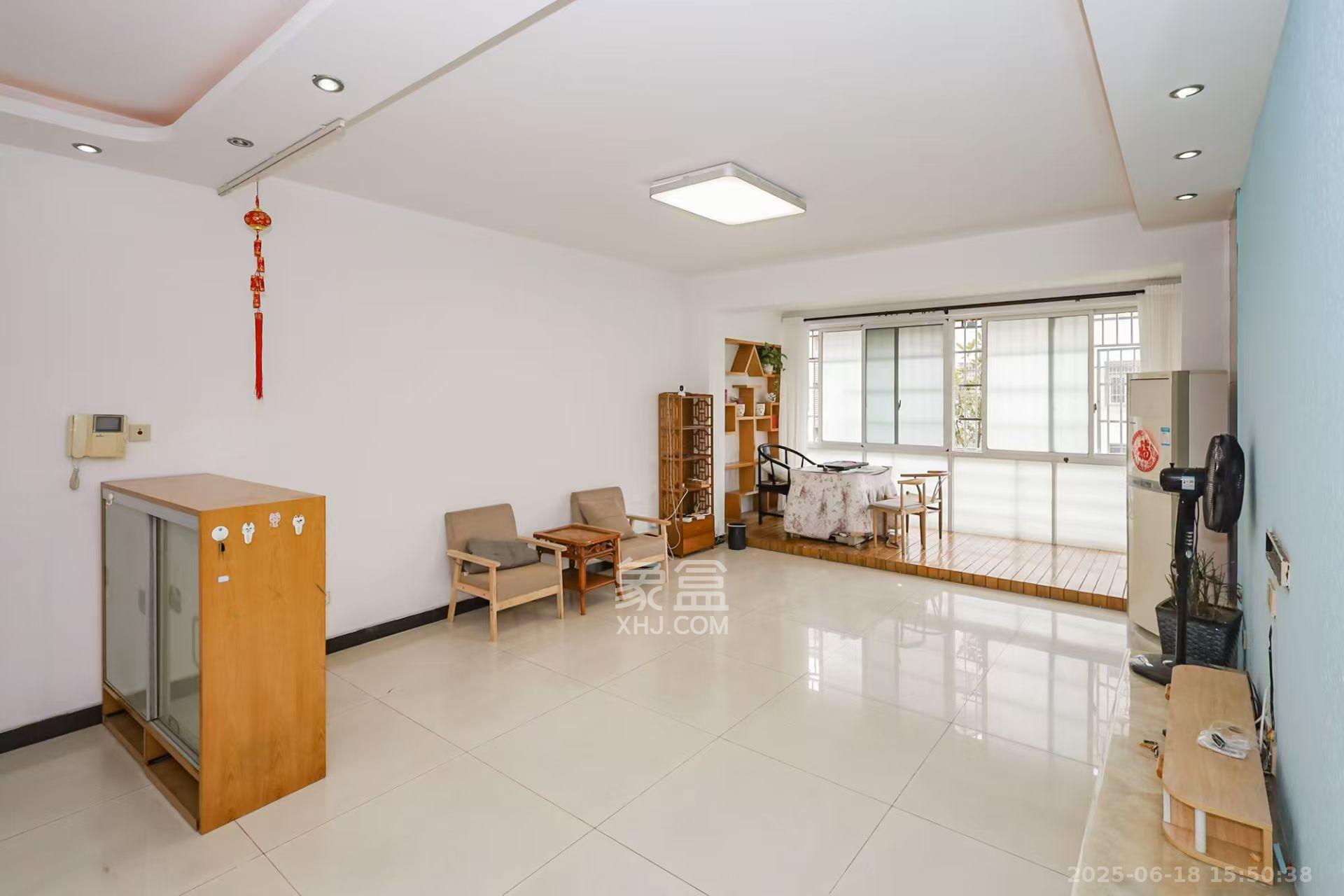 八方小区A区  4室2厅2卫   4500.00元/月室内图