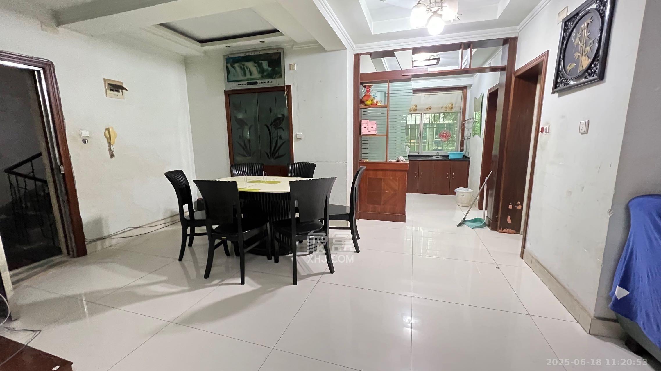 中南汽车世界 3室2厅1卫 1300.0元/月 中南汽车世界 3室2厅1卫 1300.0元/月室内图