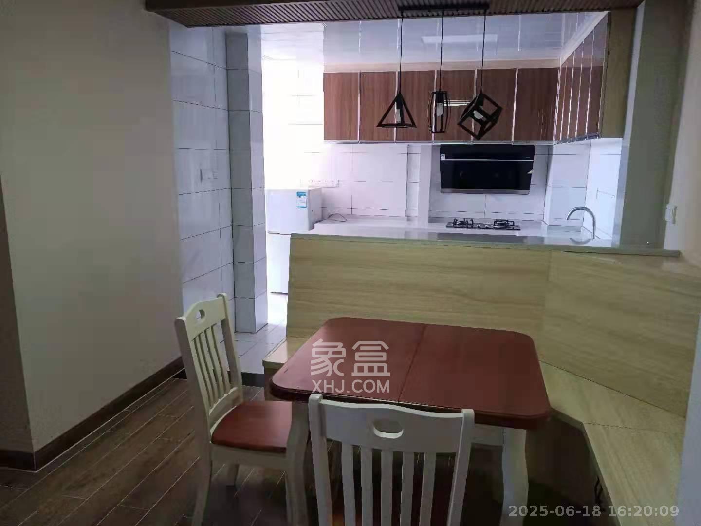 天城湖光山色 3室2厅1卫 2300.0元/月 天城湖光山色 3室2厅1卫 2300.0元/月室内图