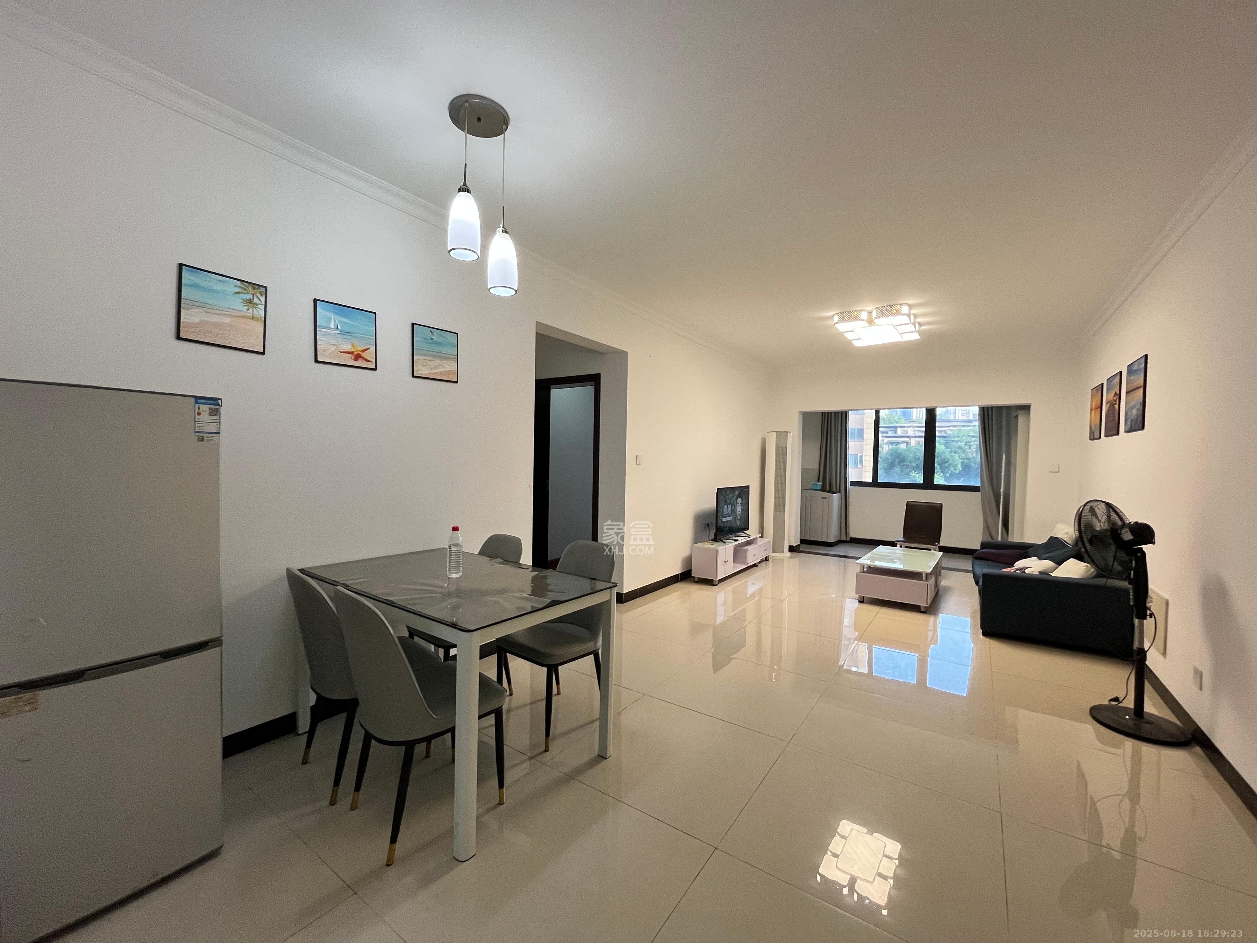 荣盛花语书苑  3室2厅1卫    2600.0元/月 荣盛花语书苑  3室2厅1卫    2600.0元/月室内图