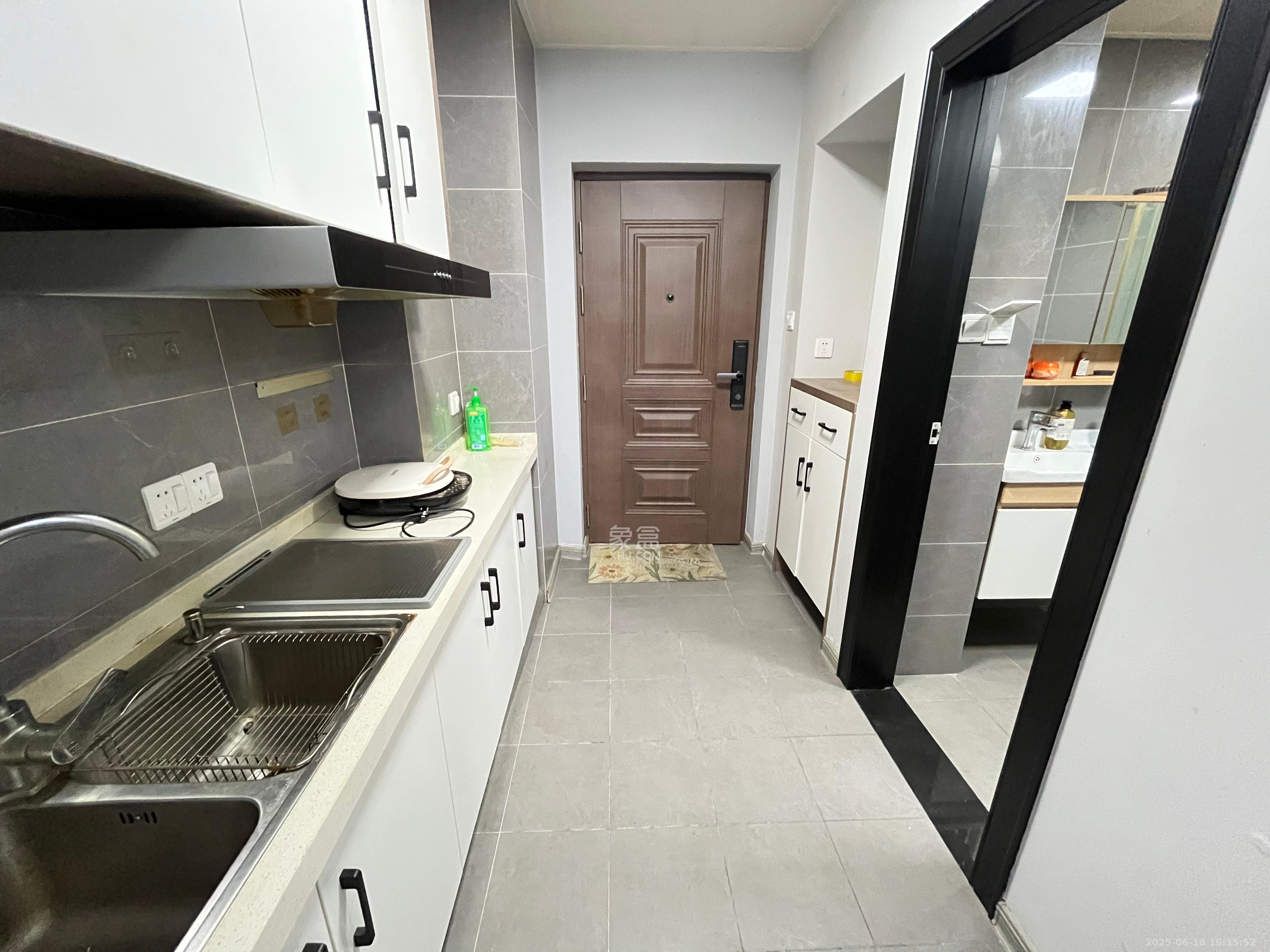 奥克斯滨仕花园(奥克斯洋湖广场/奥克斯中心)  1室1厅1卫    1900.0元/月 奥克斯滨仕花园(奥克斯洋湖广场/奥克斯中心)  1室1厅1卫    1900.0元/月室内图