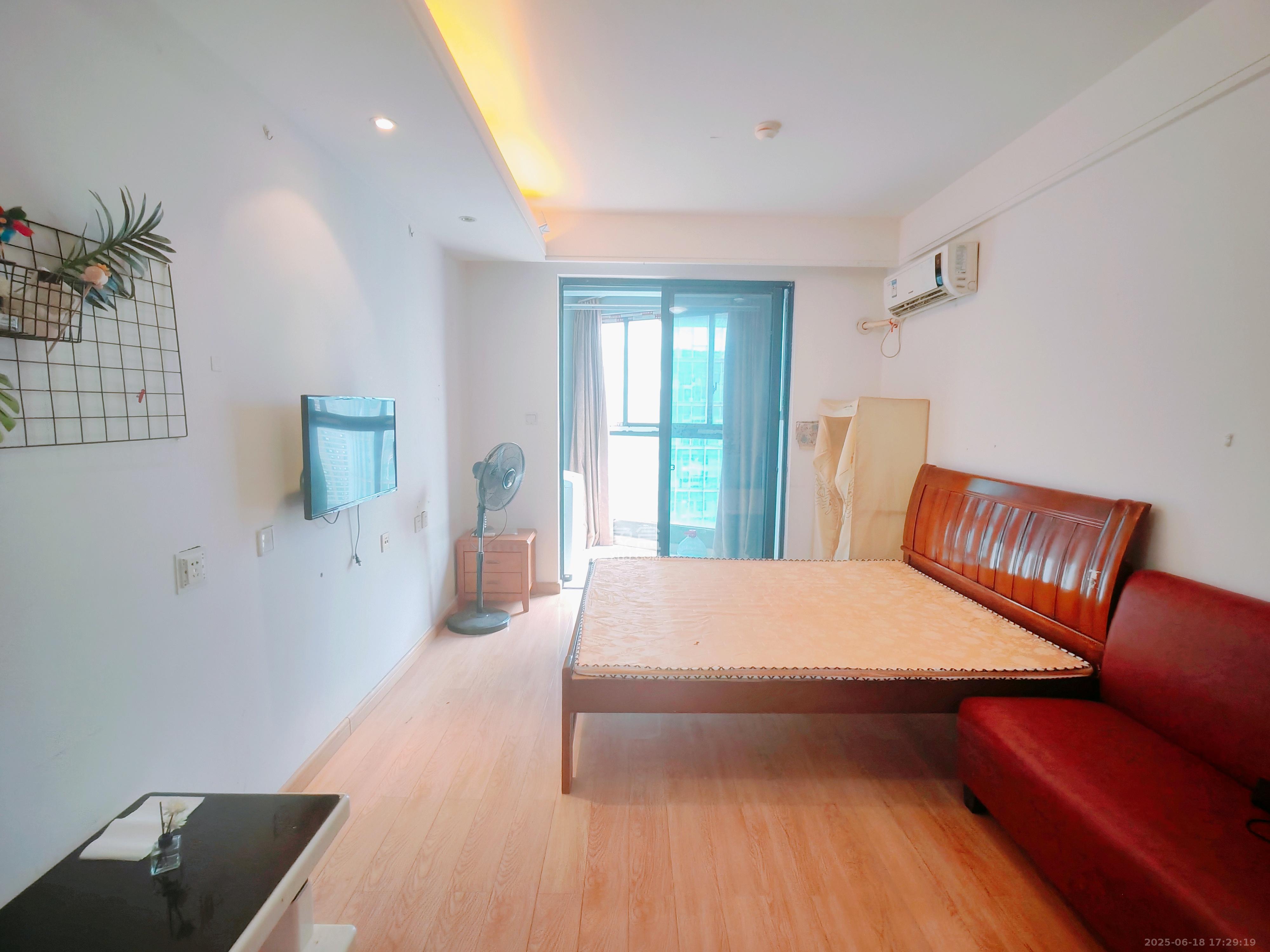 绿地中央广场  1室0厅1卫    1500.0元/月 绿地中央广场  1室0厅1卫    1500.0元/月